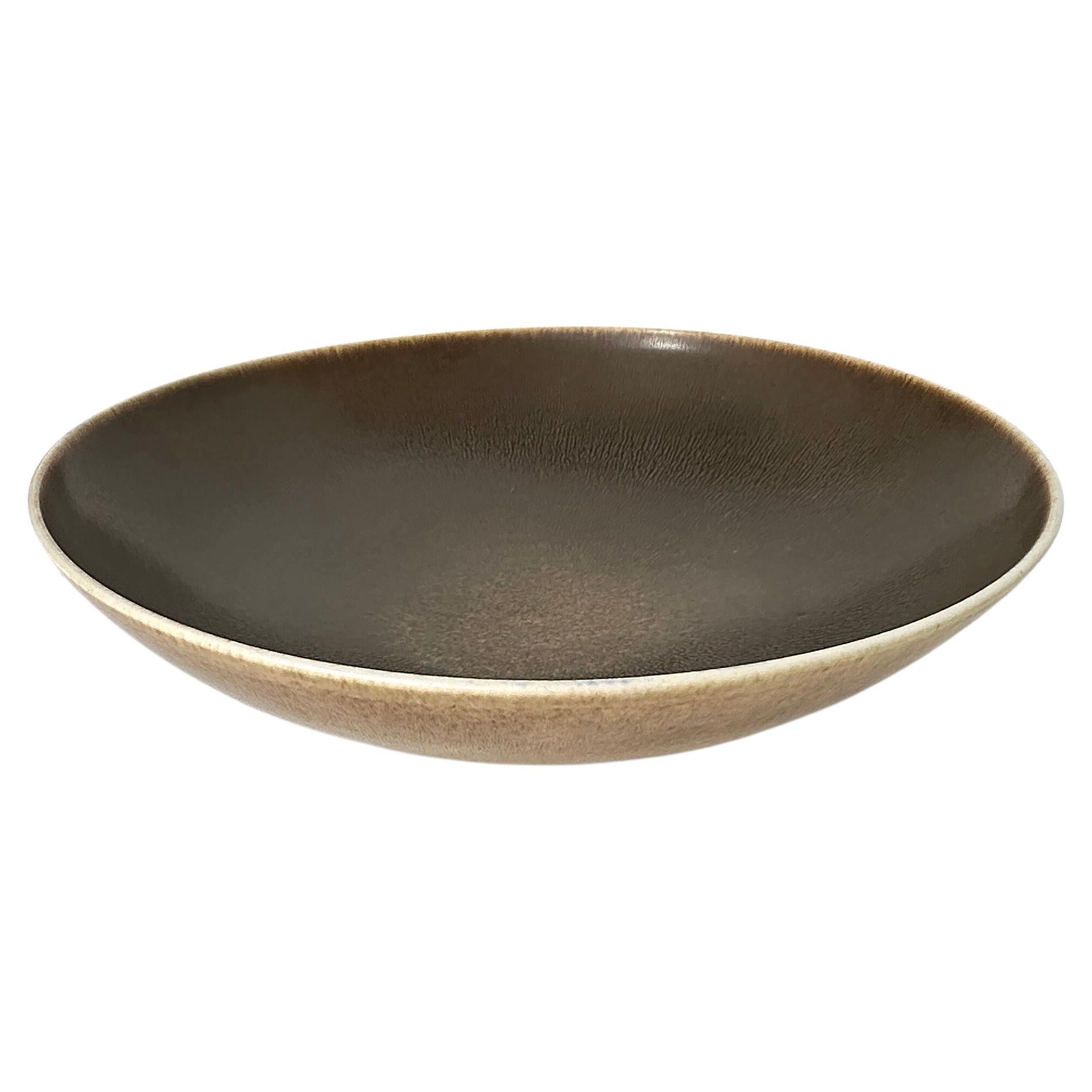 Grande ciotola in gres di Bernt Friberg, realizzata a mano nel suo studio A Gustavsberg nel 1954.

Bellissimo smalto marrone con pelliccia di lepre, contrassegnato sotto dalla firma dell'artista e dal marchio dell'anno 1954.

Condizioni perfette!