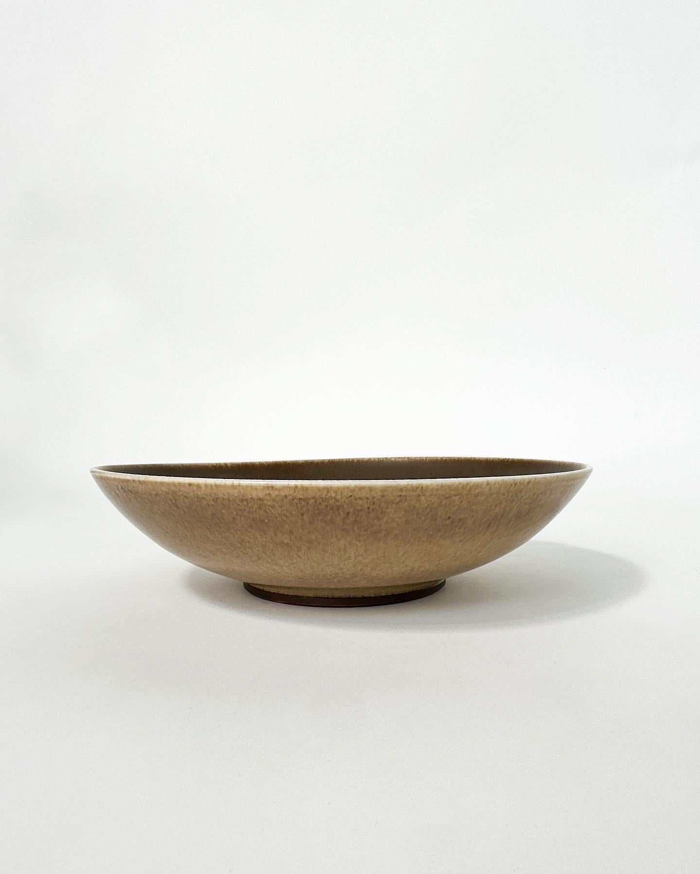 Mid-Century moderno Ciotola grande in gres di Berndt Friberg con pelliccia di lepre marrone Gustavsberg Svezia 1954 in vendita