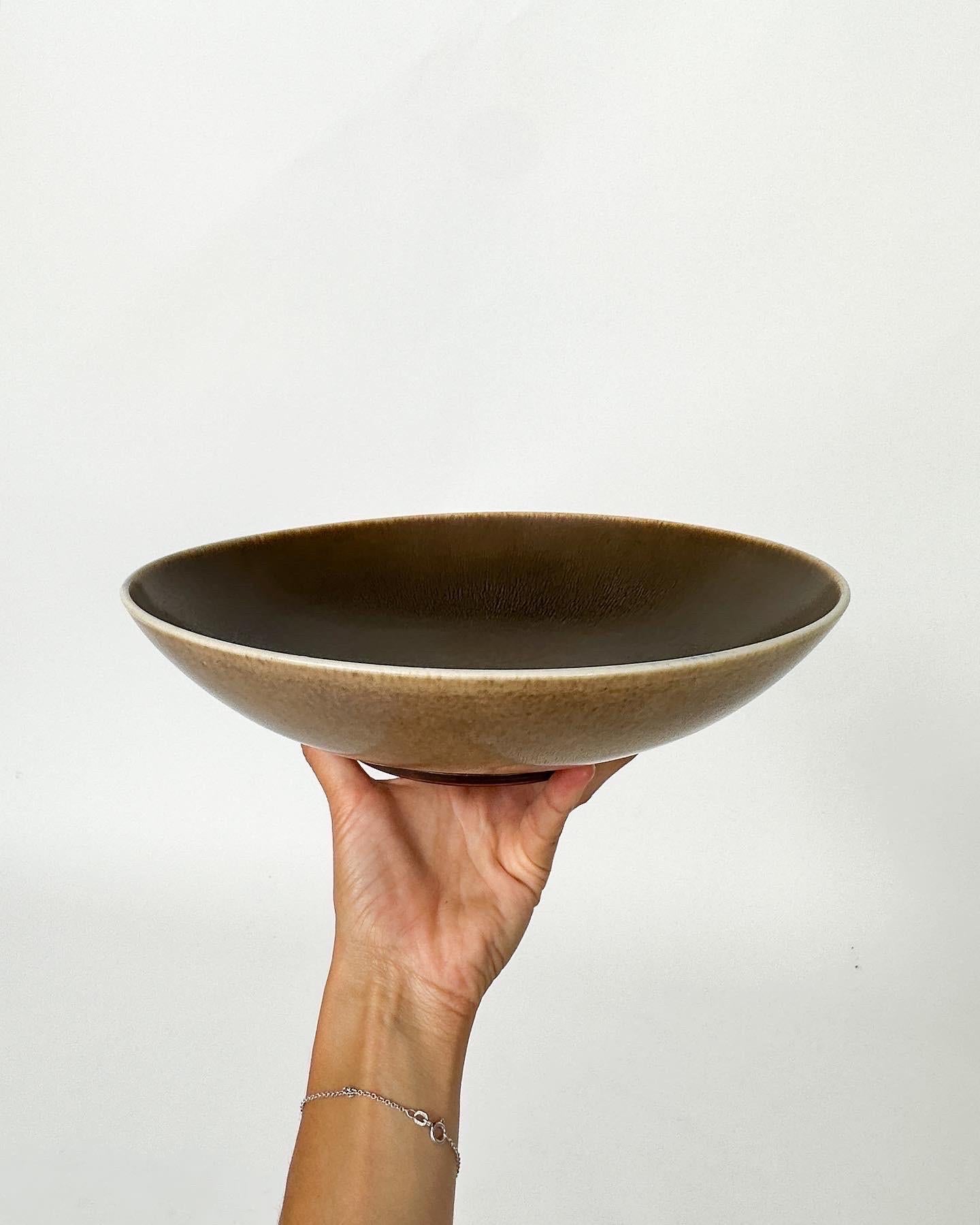 Svedese Ciotola grande in gres di Berndt Friberg con pelliccia di lepre marrone Gustavsberg Svezia 1954 in vendita