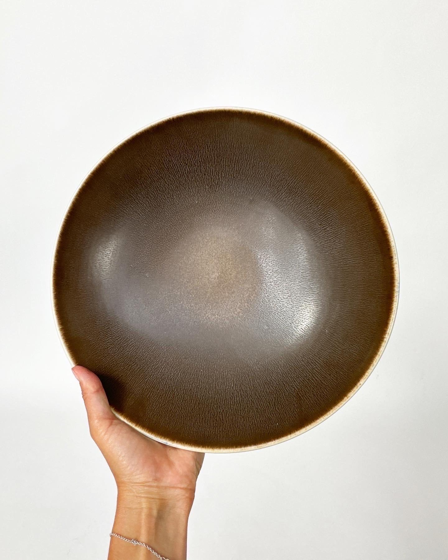 Fatto a mano Ciotola grande in gres di Berndt Friberg con pelliccia di lepre marrone Gustavsberg Svezia 1954 in vendita