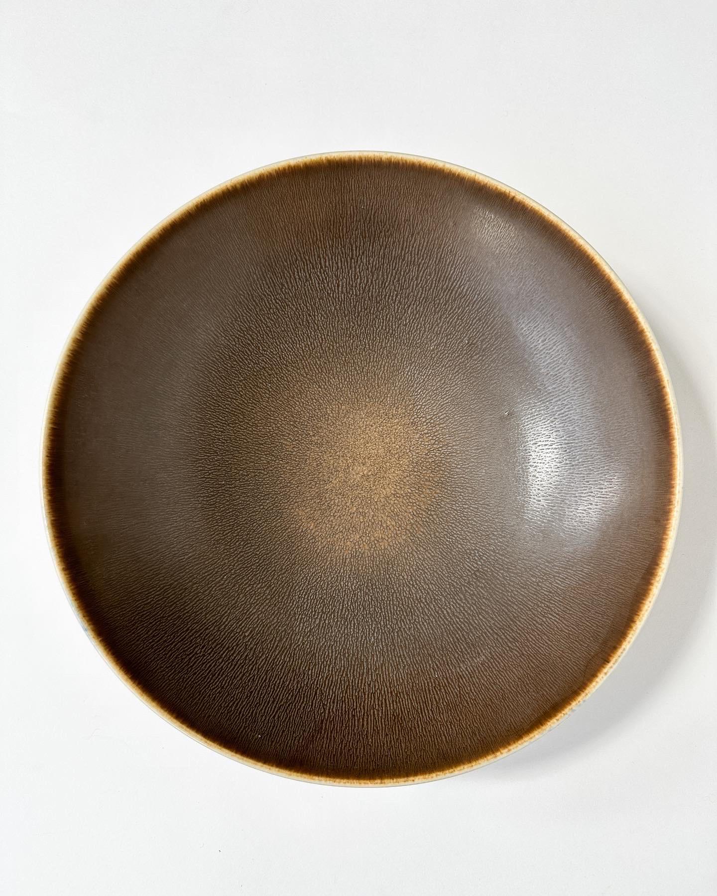 Ciotola grande in gres di Berndt Friberg con pelliccia di lepre marrone Gustavsberg Svezia 1954 In condizioni buone in vendita a Basel, BS