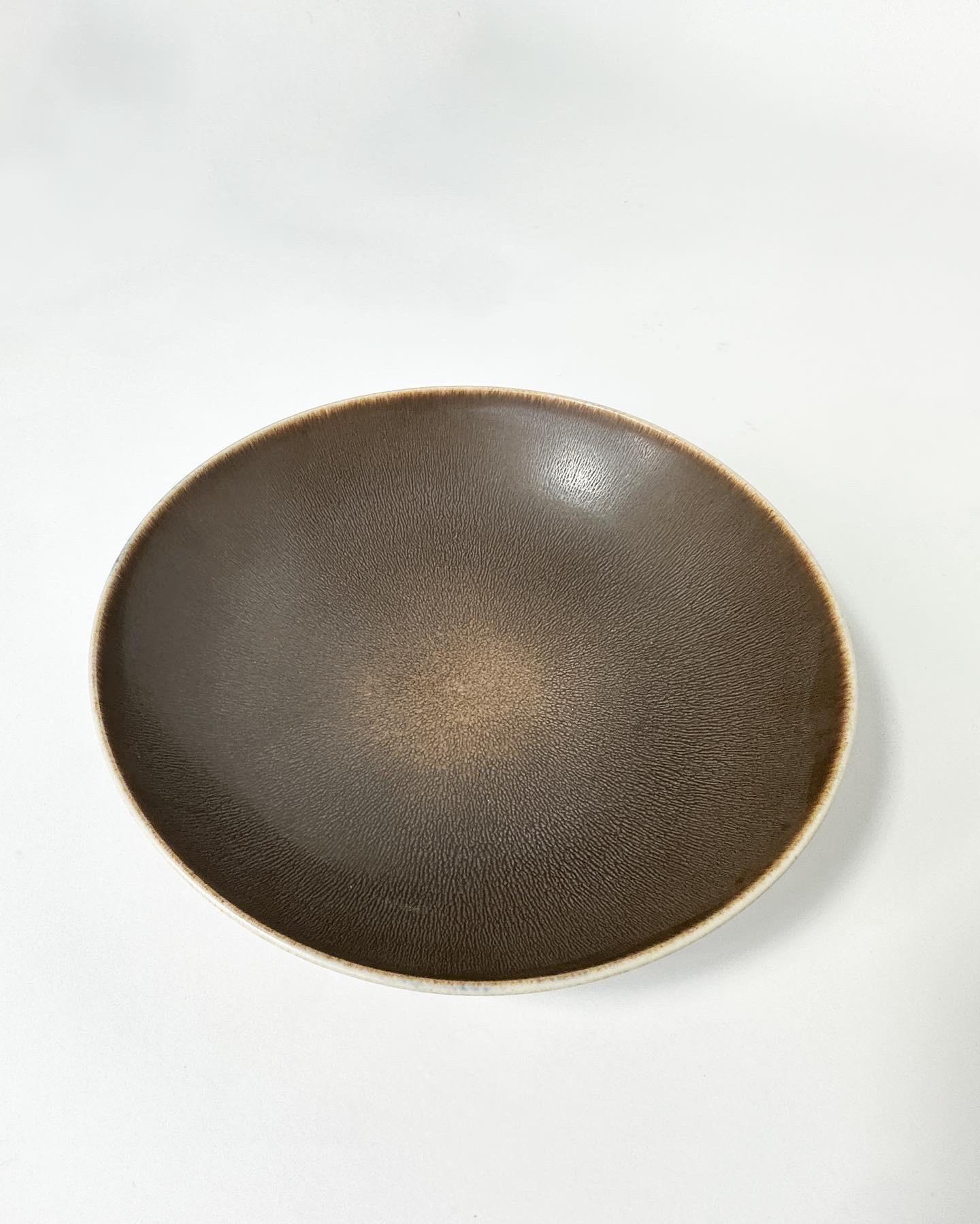 Metà XX secolo Ciotola grande in gres di Berndt Friberg con pelliccia di lepre marrone Gustavsberg Svezia 1954 in vendita