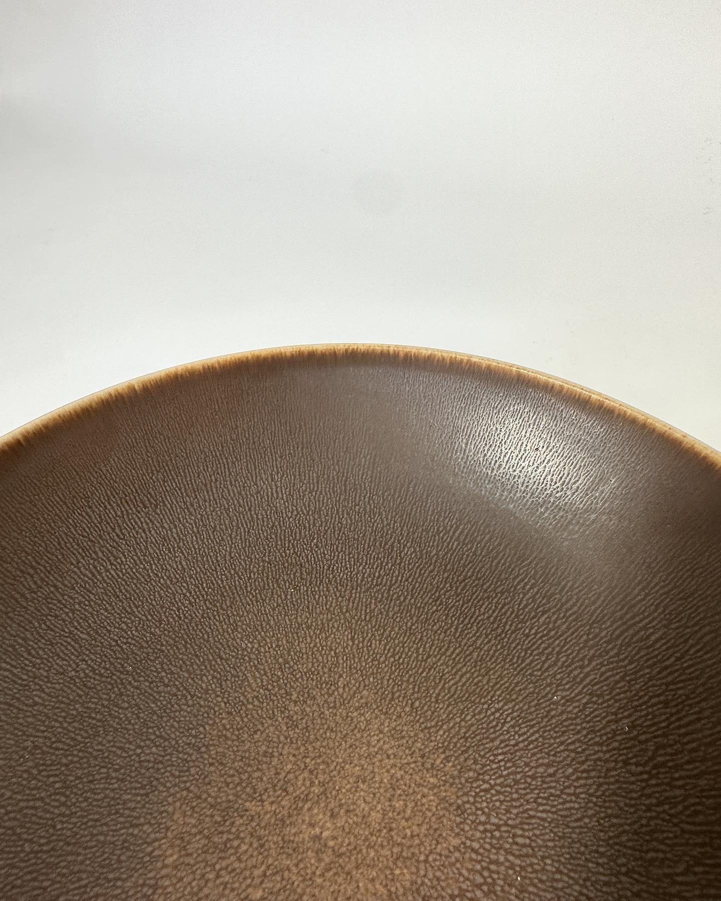 Grès porcellanato Ciotola grande in gres di Berndt Friberg con pelliccia di lepre marrone Gustavsberg Svezia 1954 in vendita