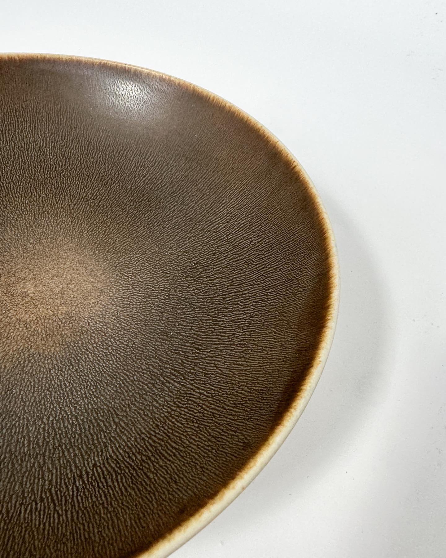 Ciotola grande in gres di Berndt Friberg con pelliccia di lepre marrone Gustavsberg Svezia 1954 in vendita 1
