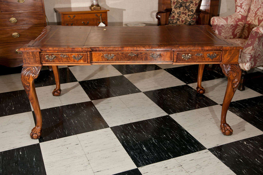 Großer Schreibtisch aus englischem Nussbaummaserholz nach Maß im Angebot 3