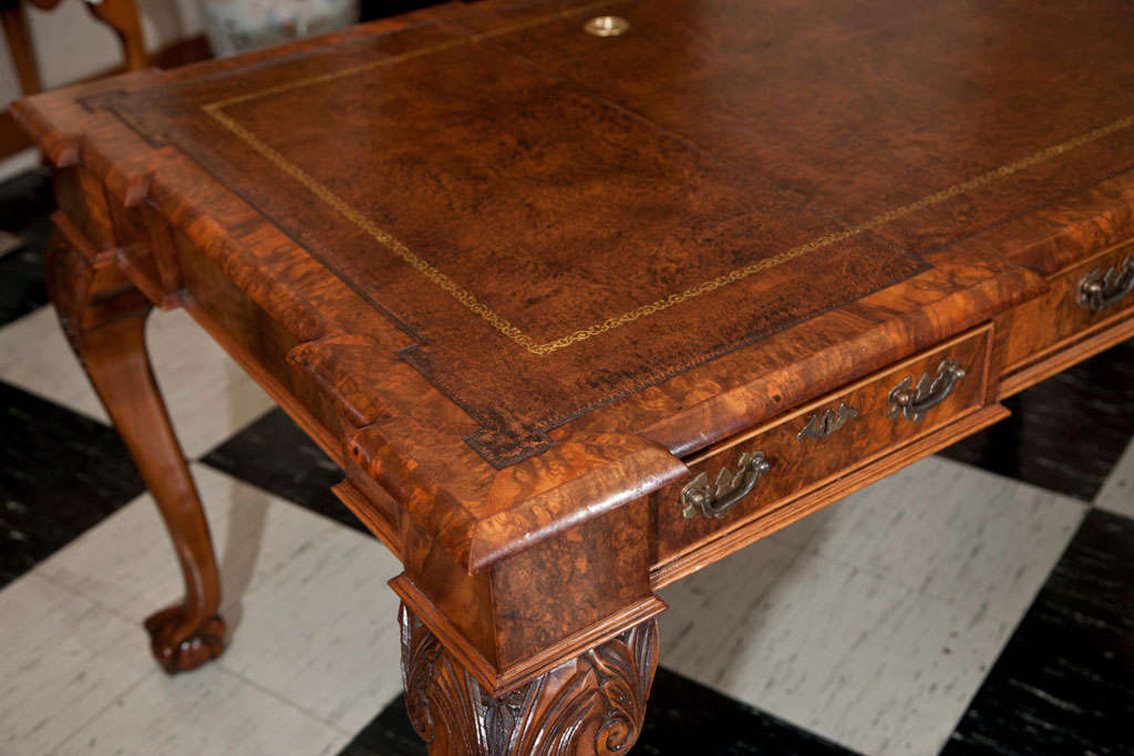 Großer Schreibtisch aus englischem Nussbaummaserholz nach Maß (Georgian) im Angebot