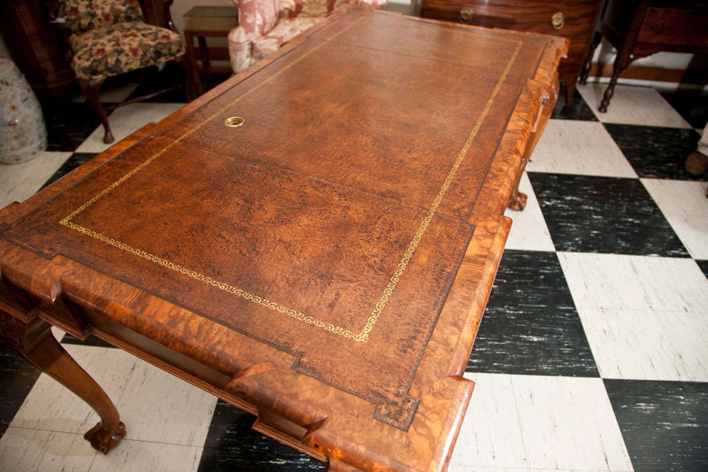 Großer Schreibtisch aus englischem Nussbaummaserholz nach Maß im Angebot 1