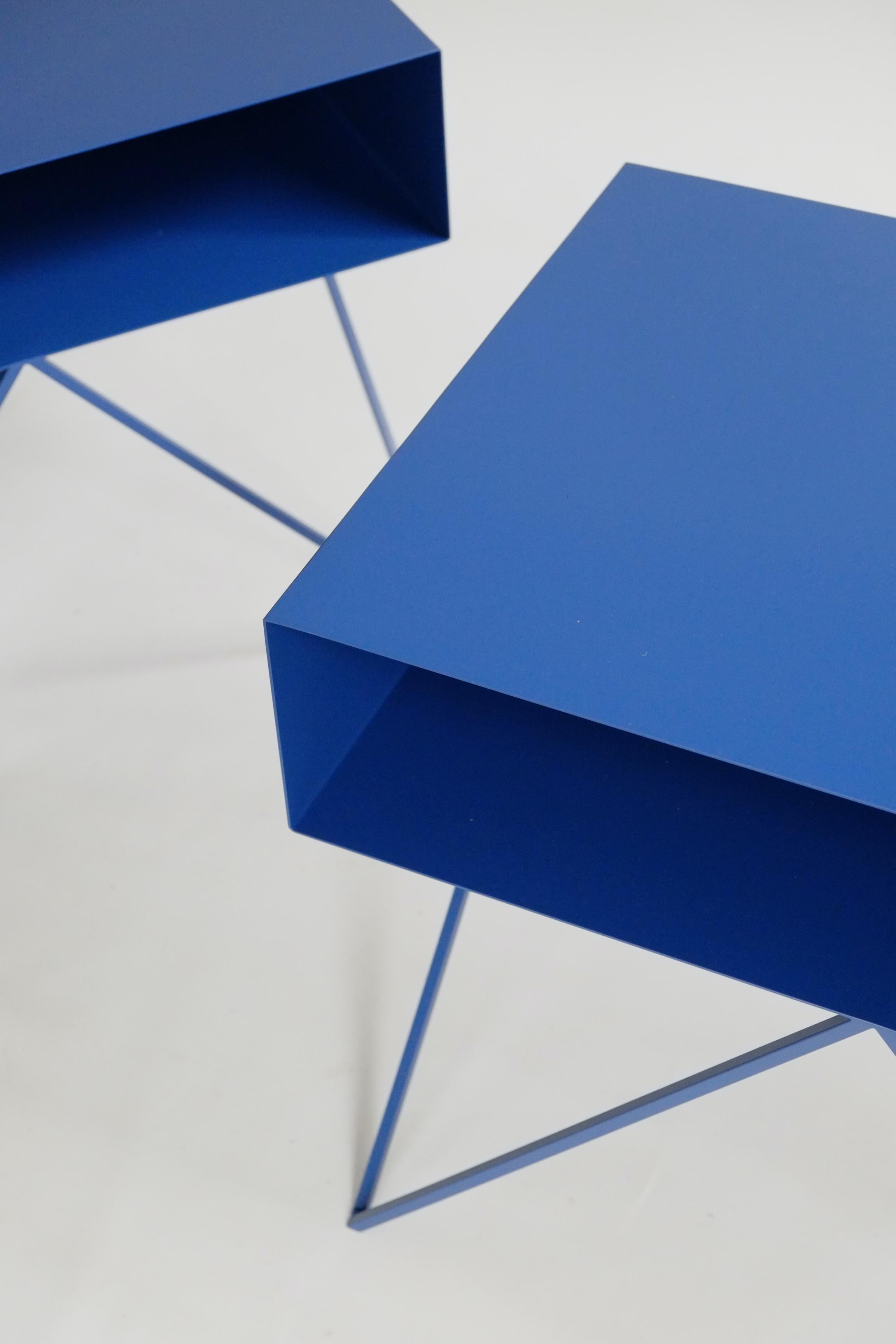 Postmoderne Grande paire de tables de chevet Robot bleues sur mesure en vente