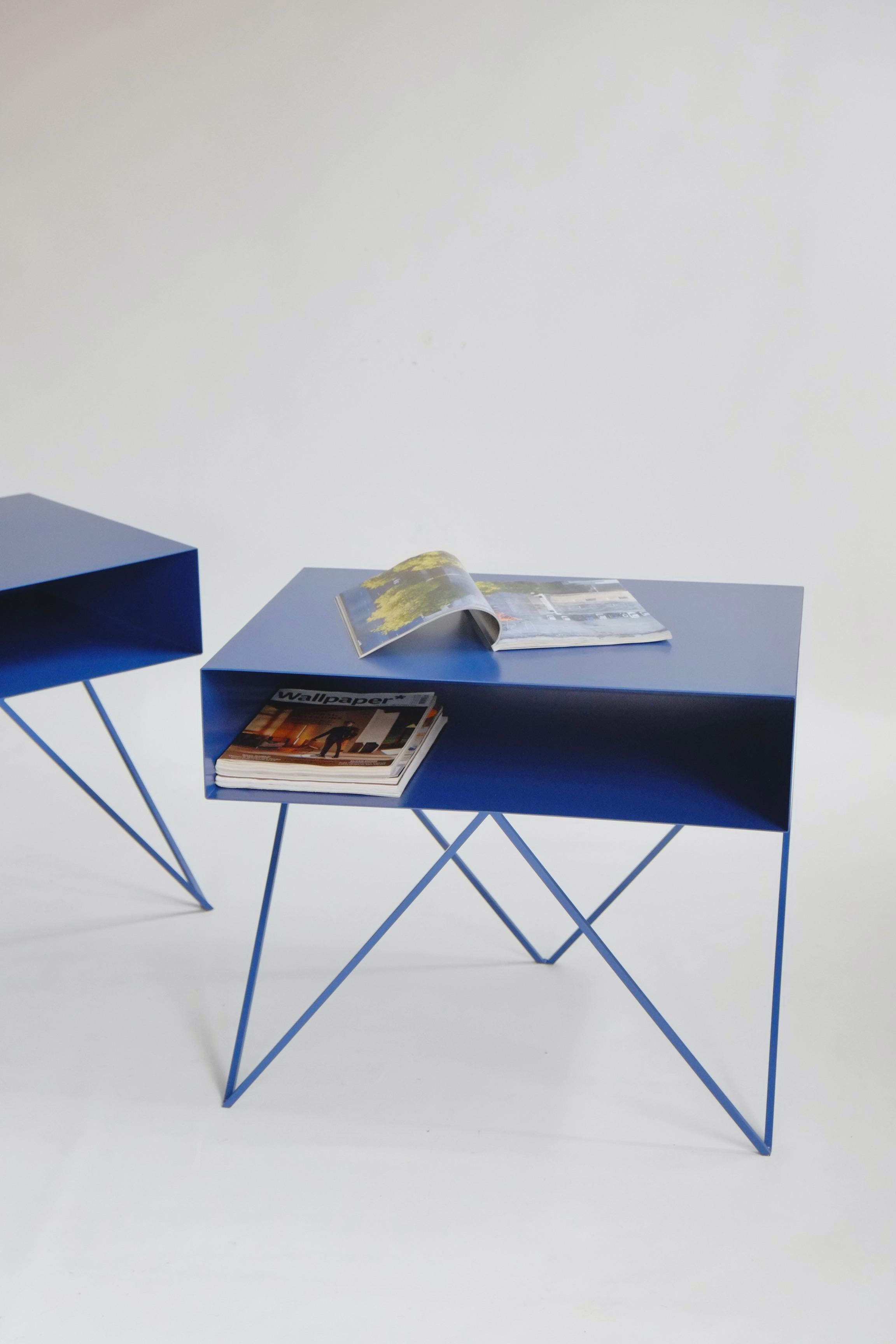 XXIe siècle et contemporain Grande paire de tables de chevet Robot bleues sur mesure  en vente
