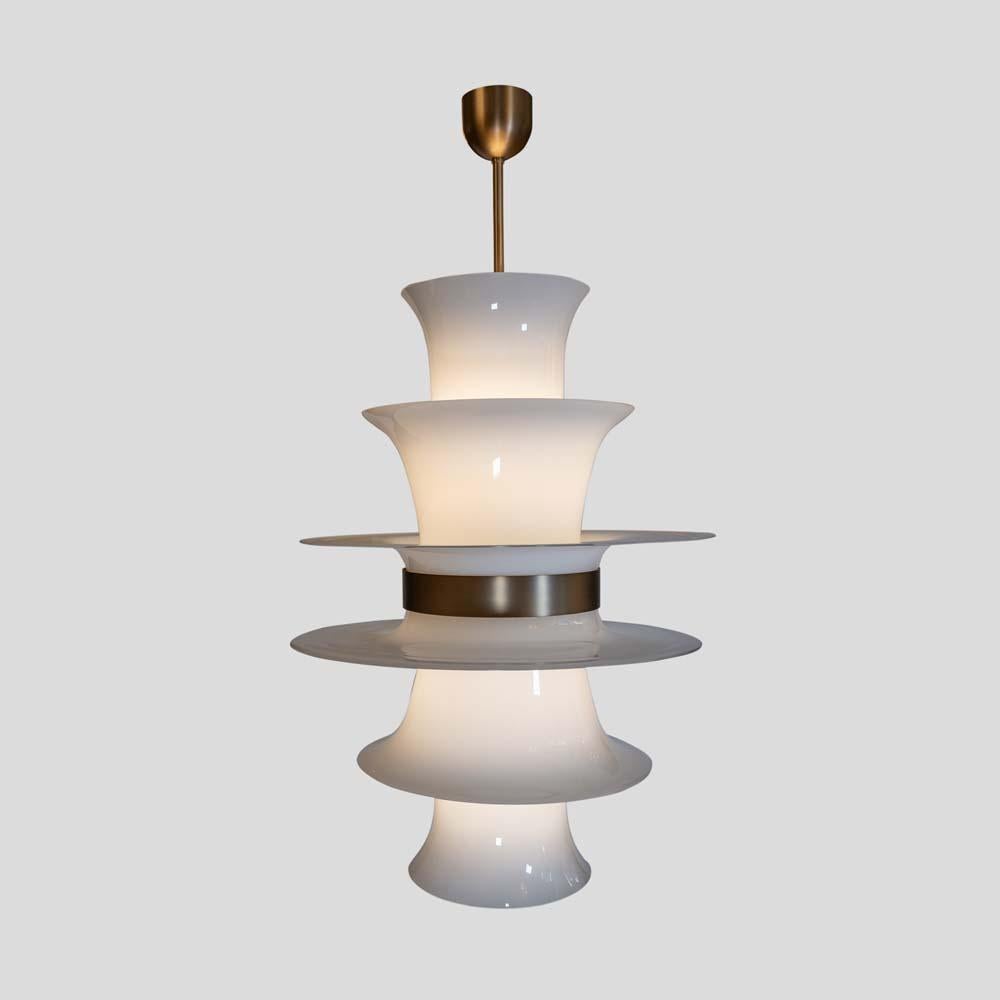 Un grande apparecchio di illuminazione a sospensione dell'era Space. 

Ti presentiamo il nostro ultimo capolavoro dell'illuminazione, il lampadario a sospensione A Space AGE. Questo raffinato apparecchio è caratterizzato da sei pezzi di vetro bianco