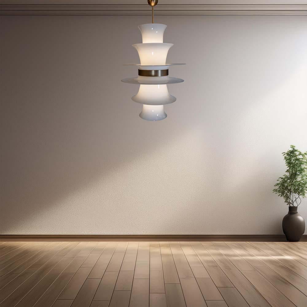 Mid-Century moderno Grande plafoniera su misura in vetro di Murano bianco con struttura in metallo e finitura in ottone in vendita