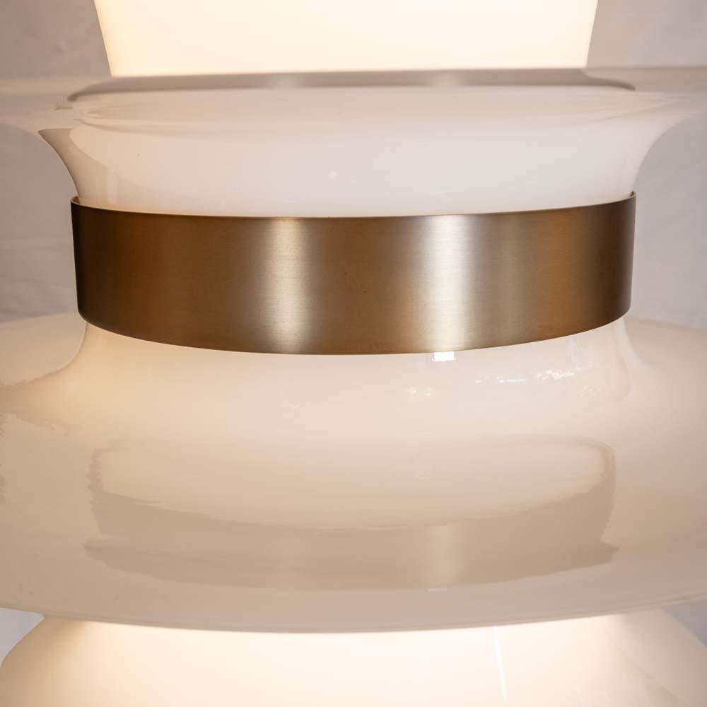 Ottone Grande plafoniera su misura in vetro di Murano bianco con struttura in metallo e finitura in ottone in vendita