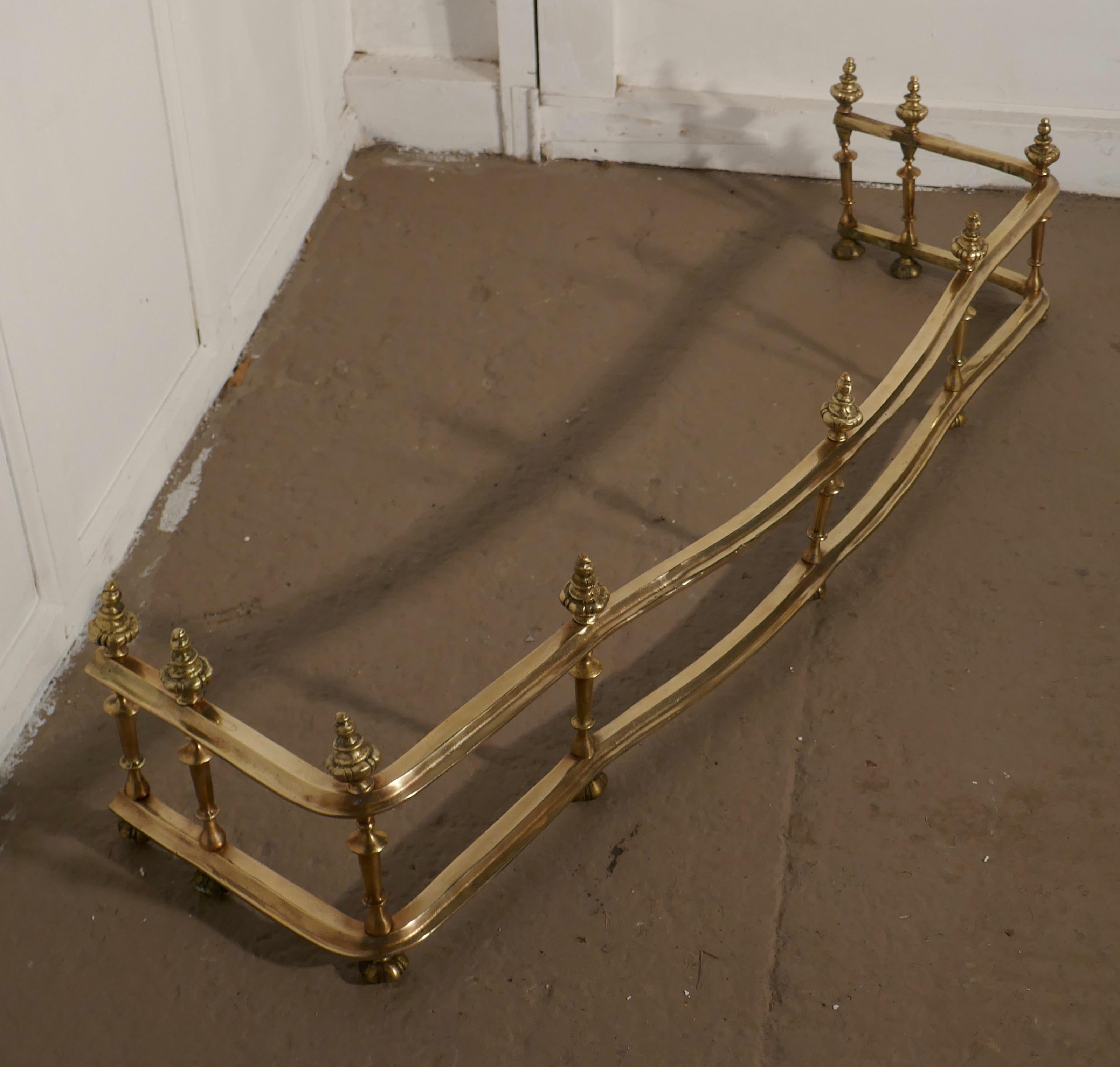 Large Best Quality 19th Century Heavy Brass Fender In Good Condition For Sale In Chillerton, Isle of Wight