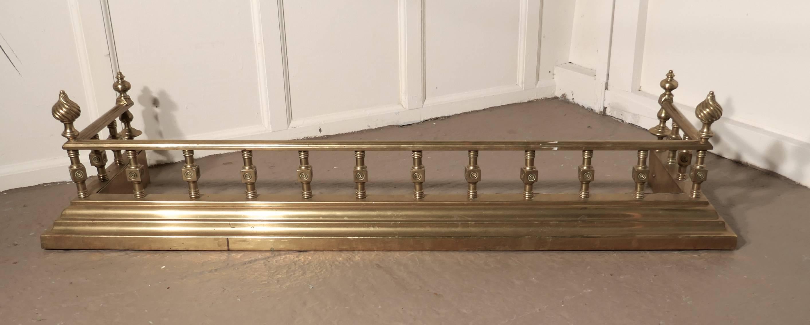 Large Best Quality 19th Century Heavy Brass Fender In Good Condition For Sale In Chillerton, Isle of Wight
