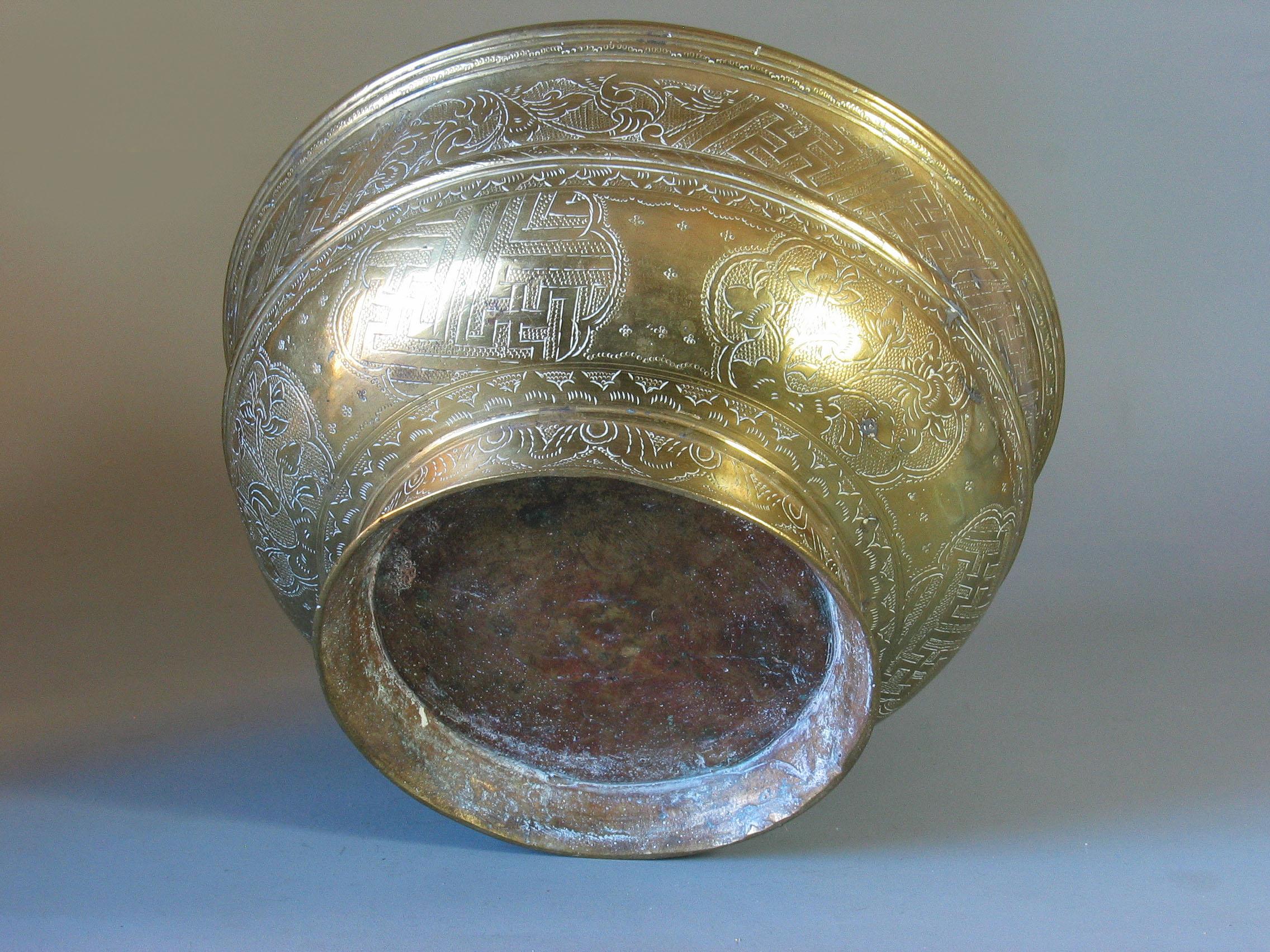 Large Betel Nut Brass Bowl 'Sireh' East Java Indonesia, circa 1900 In Good Condition In Ottawa, Ontario