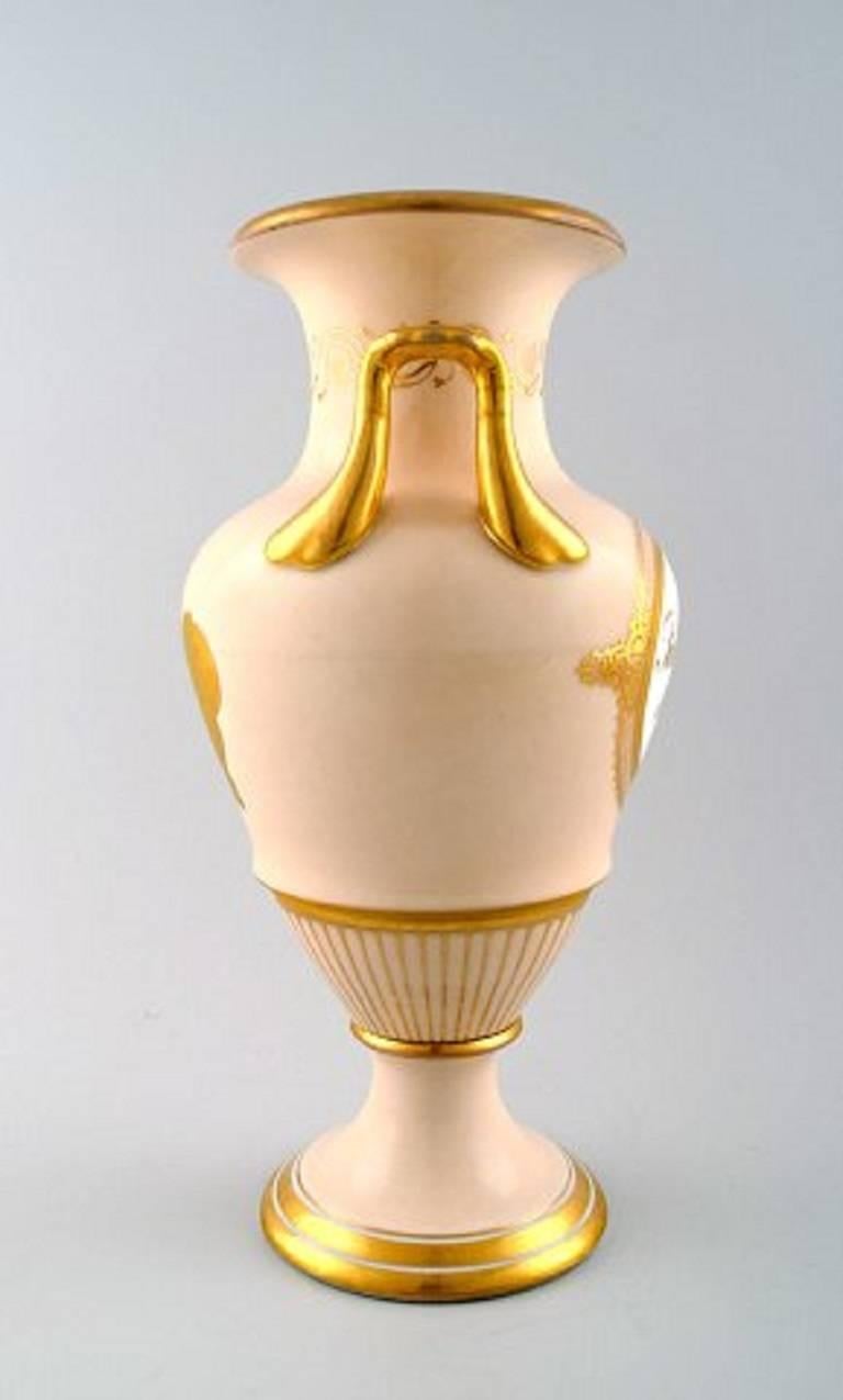 Grand vase B&G, Bing & Grondahl en rose avec poignées en or.
Timbre anticipé. Daté de 1865.
1er. Assortiment. En parfait état.
Mesure 29,5 x 14,5 cm.