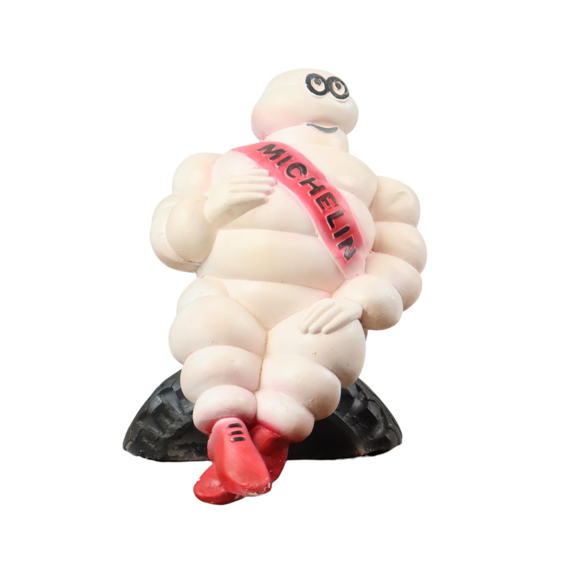 Gran estatua bibendum, objeto publicitario Michelin, réplica pintada a mano de un modelo antiguo, probablemente de principios del siglo XXI, quizá anterior.

Hecho de escayola, con un molde antiguo para crear una réplica exacta de un objeto