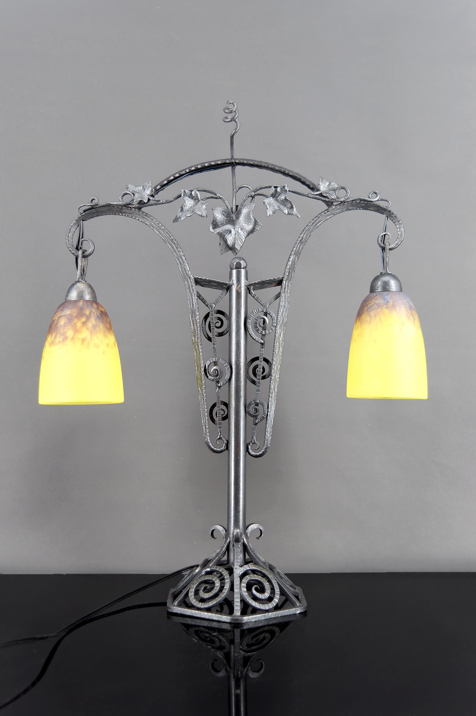 Large Bicéphalous Wrought Iron Lamp by Schneider, France, Art Deco, Circa 1920

Exceptional bicéphalous wrought iron lamp signed Schneider, featuring a stylized vegetal motif (vine or ivy), typical of French Art Deco.

The frame showcases fine