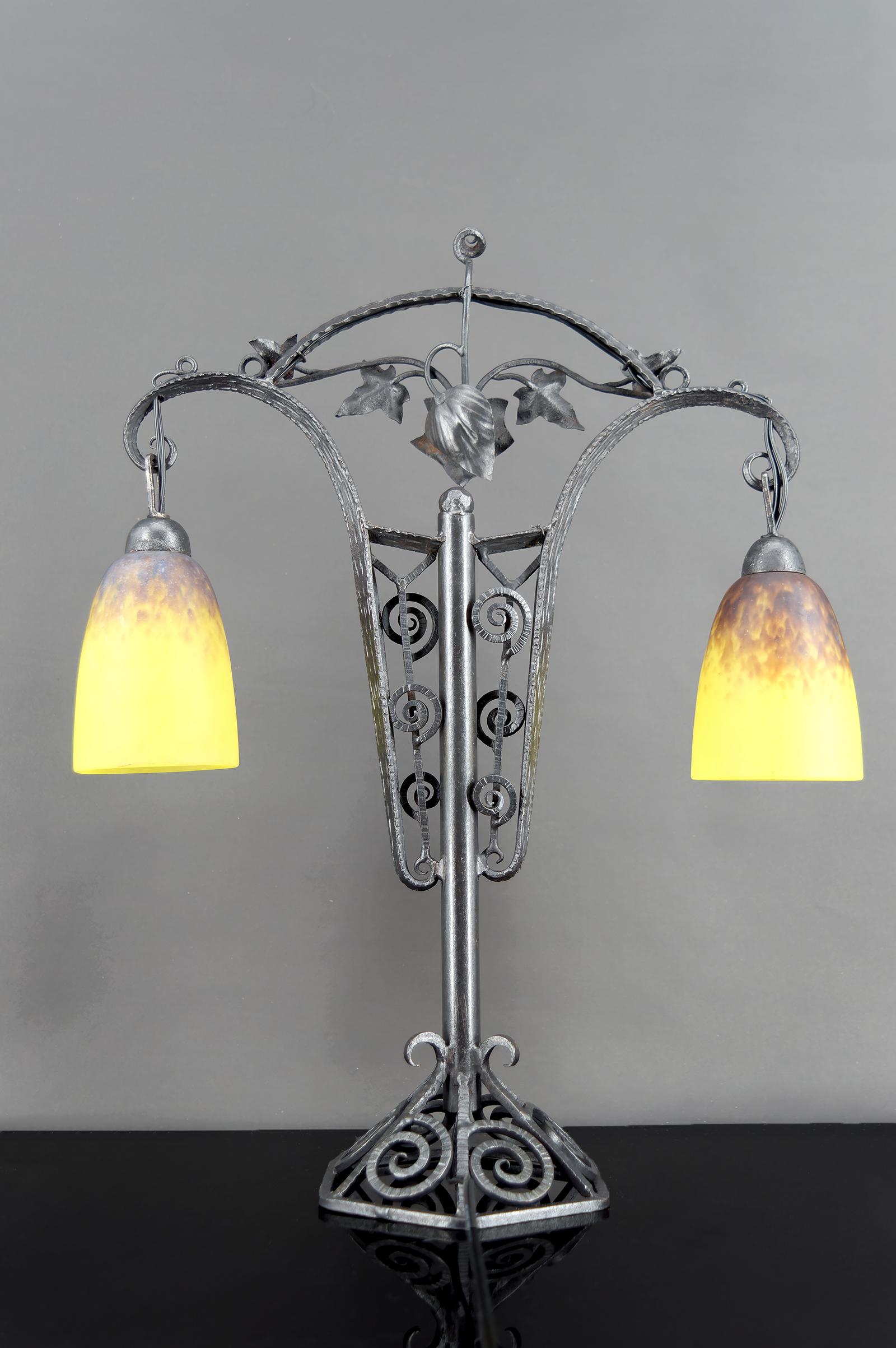 Large Bicéphalous Wrought Iron Lamp by Schneider, France, Art Deco, Circa 1920 In Excellent Condition For Sale In VÉZELAY, FR