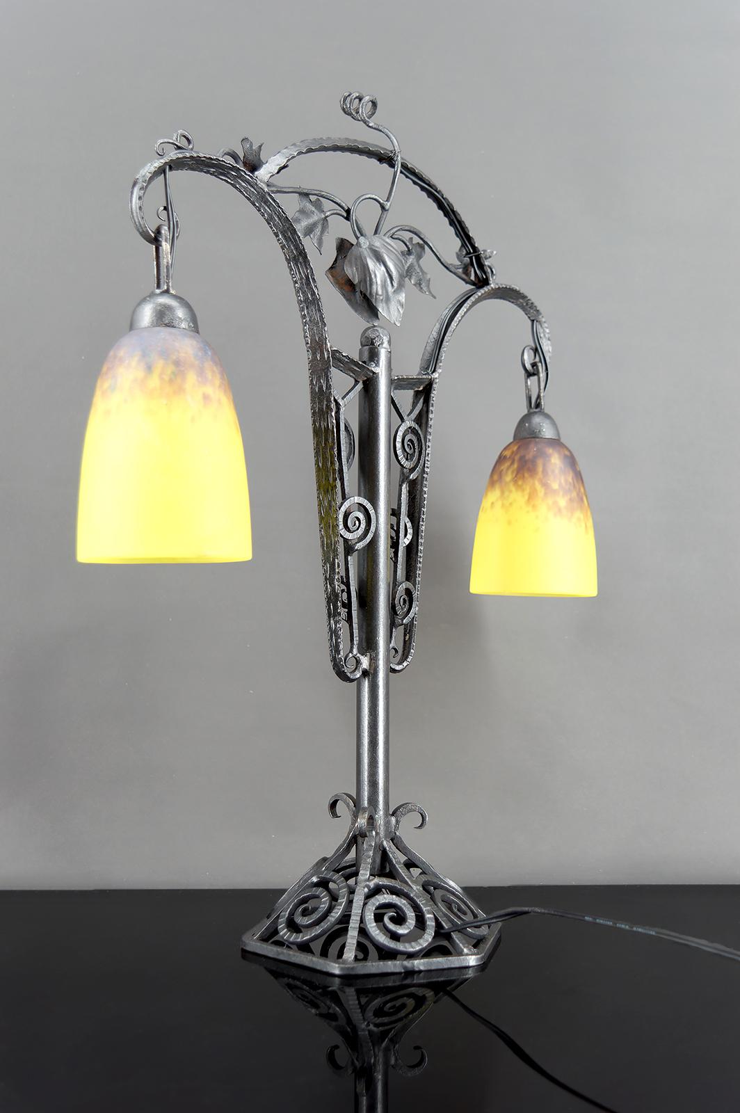Early 20th Century Large Bicéphalous Wrought Iron Lamp by Schneider, France, Art Deco, Circa 1920 For Sale