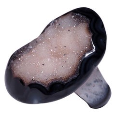 Grande anello solido di agata nera bicolore e quarzo, gemma brasiliana grezza e naturale