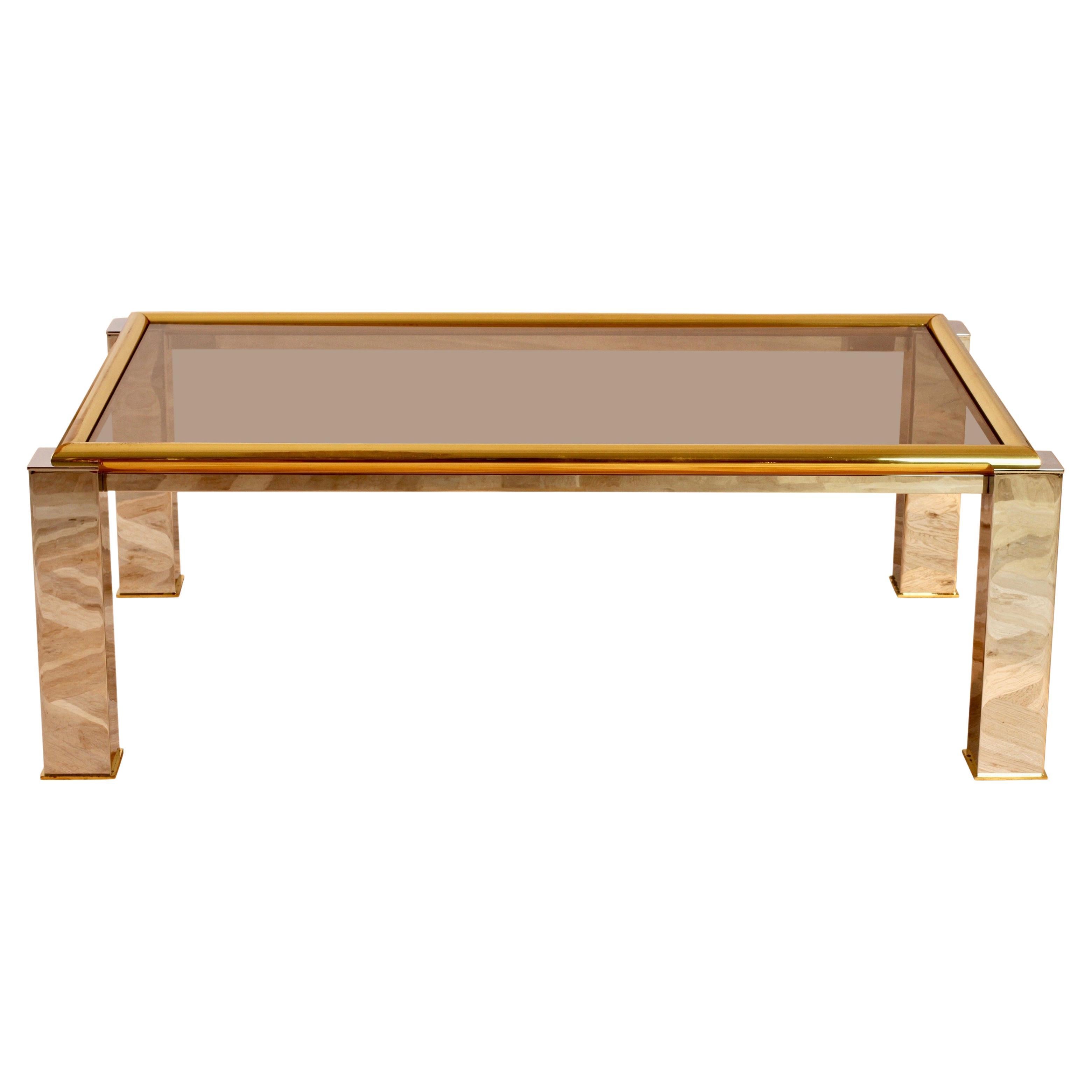 Grande table basse bicolore en laiton et verre fumé chromé des années 1970, style Springer