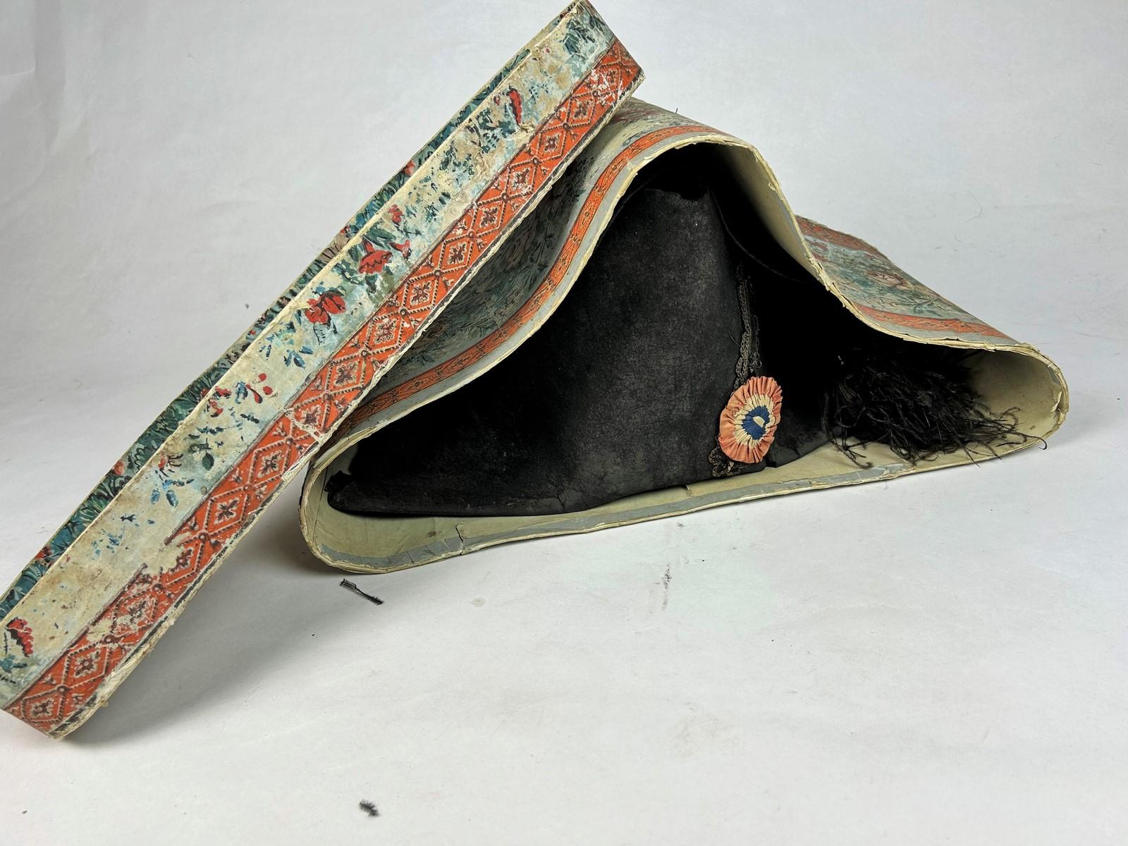 Large Bicorne with tricolour cockade of a Commissaire - France Circa 1792 For Sale 7
