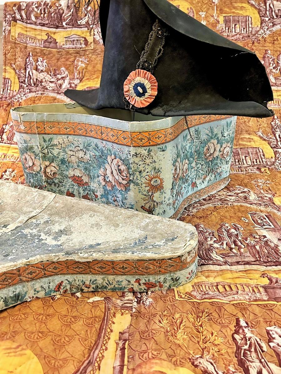 Large Bicorne with tricolour cockade of a Commissaire - France Circa 1792 For Sale 8