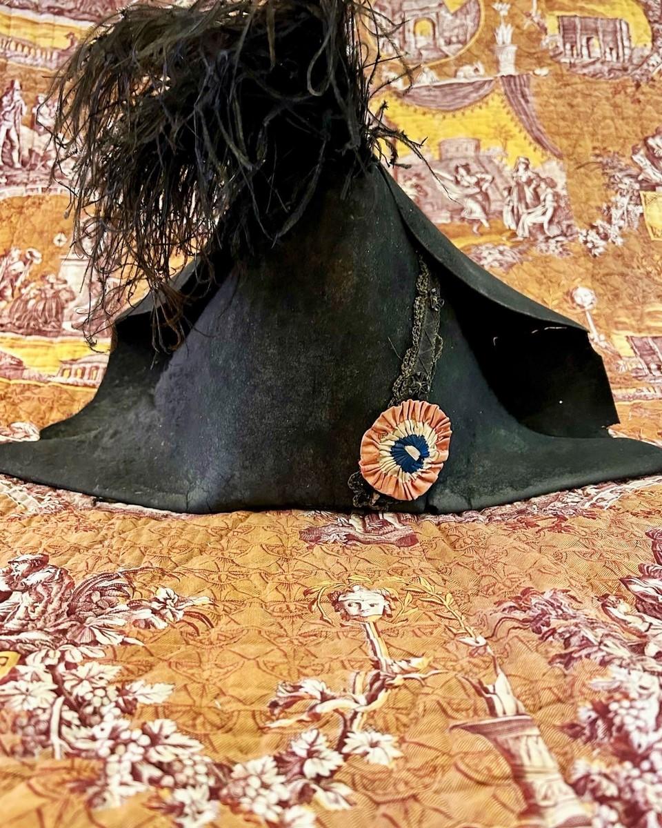 Large Bicorne with tricolour cockade of a Commissaire - France Circa 1792 For Sale 10