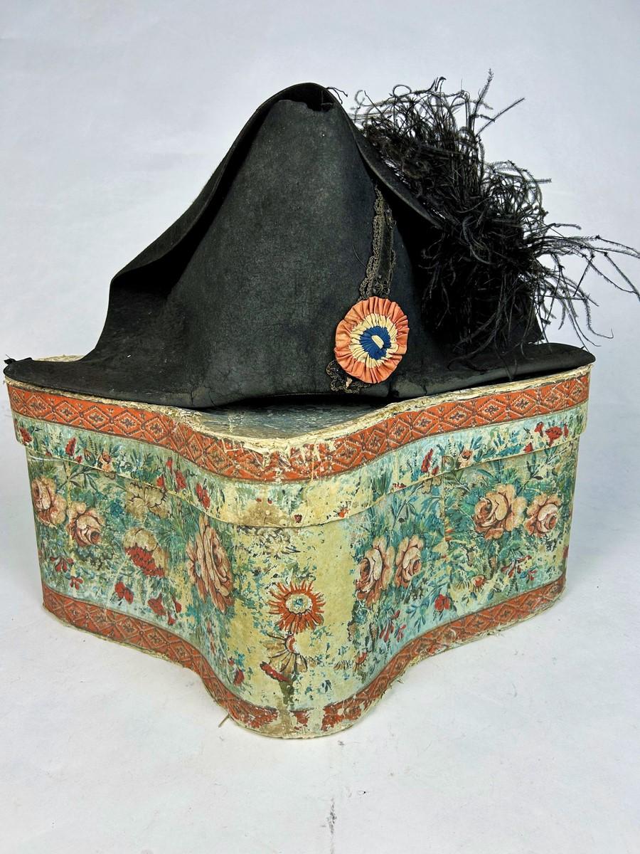 Circa 1792-1794
France
Rare black felt Commissaire's bicorn of the first French Republic, at the fall of the Ancien Régime around 1793 (proclamation of the Convention).  Hat with its box covered with wallpaper from the same period. A precious piece