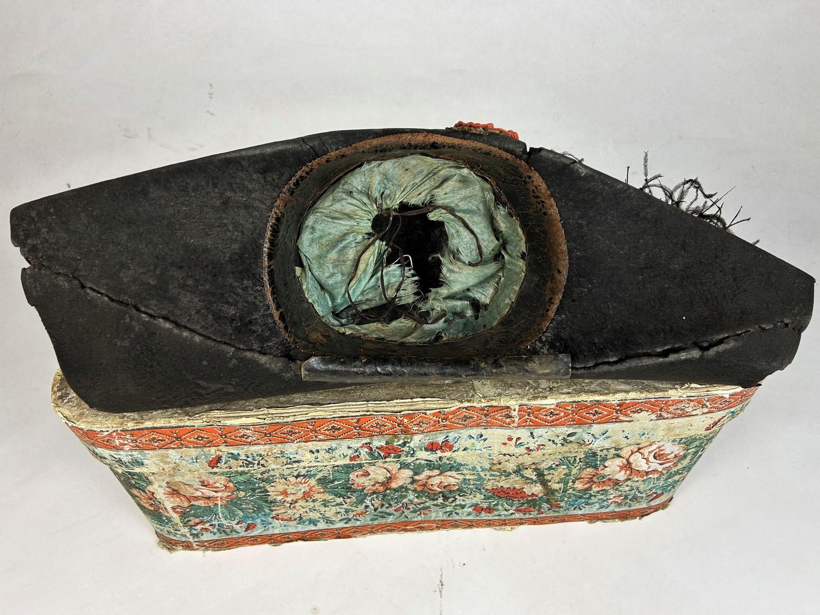 Large Bicorne with tricolour cockade of a Commissaire - France Circa 1792 For Sale 2