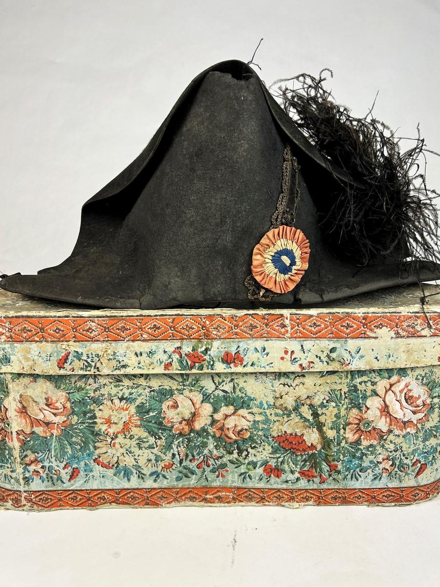 Large Bicorne with tricolour cockade of a Commissaire - France Circa 1792 For Sale 3