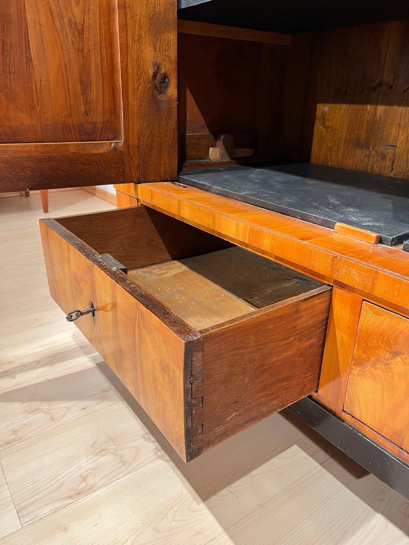 Großer Biedermeier Schrank, Kirsche Wood, Süddeutschland um 1820 im Angebot 13