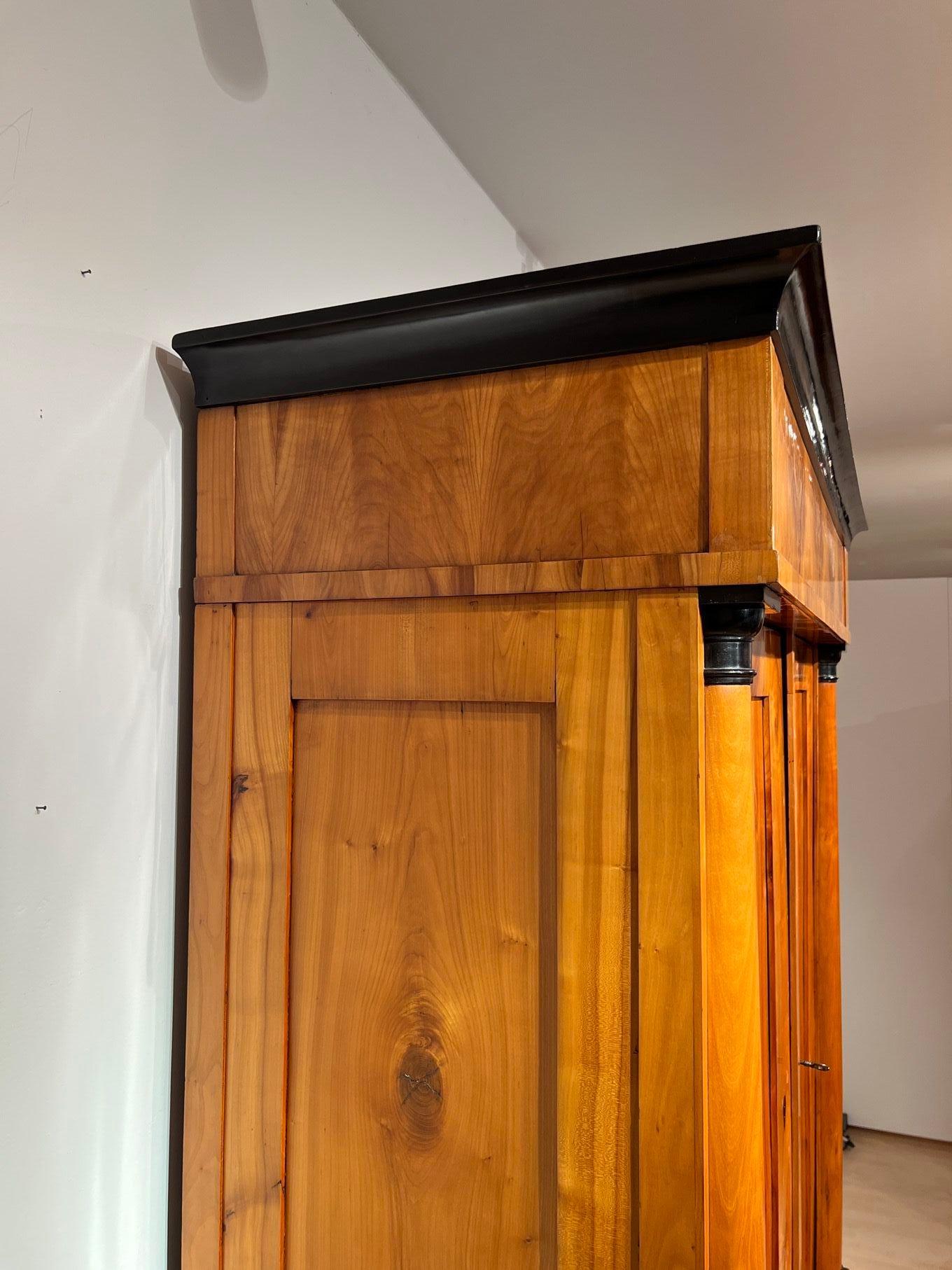 Début du XIXe siècle Grande armoire Biedermeier, bois de cerisier, Allemagne du Sud, vers 1820 en vente