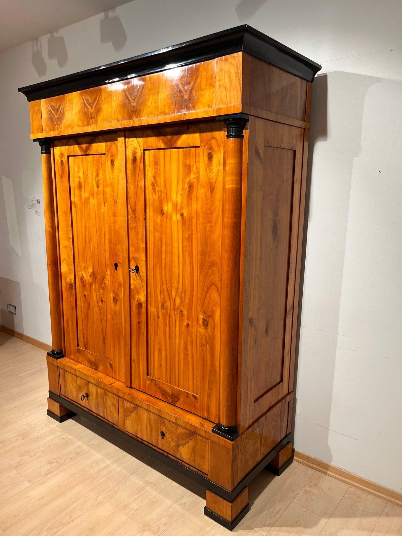 Fer Grande armoire Biedermeier, bois de cerisier, Allemagne du Sud, vers 1820 en vente