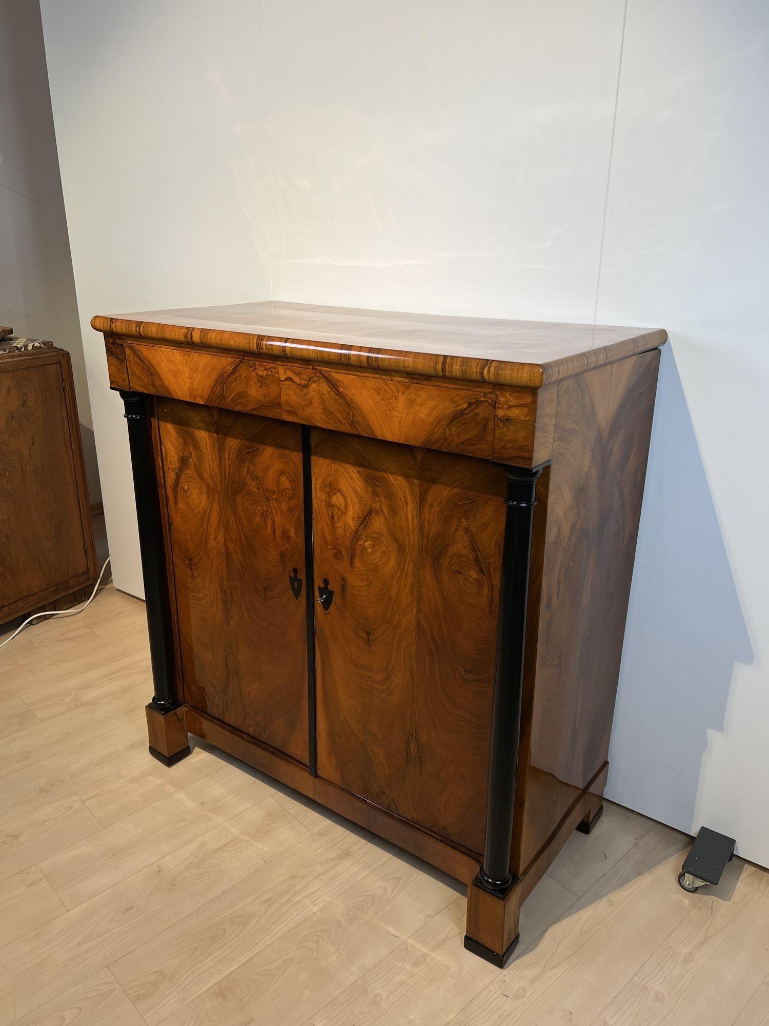 Gran medio armario Biedermeier, nogal y ebonizado, sur de Alemania, hacia 1820 Ebonizado en venta