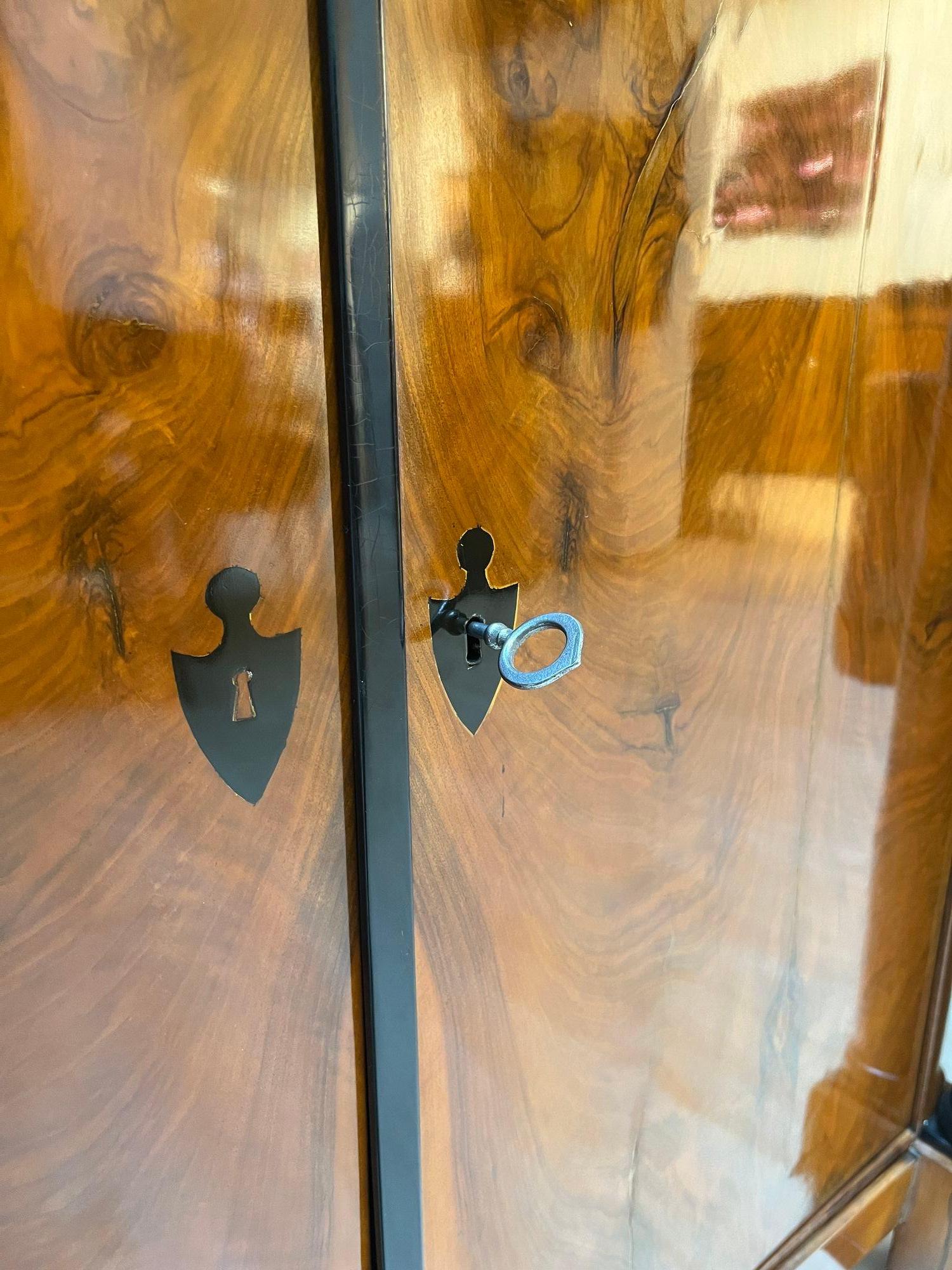 Gran medio armario Biedermeier, nogal y ebonizado, sur de Alemania, hacia 1820 en venta 2