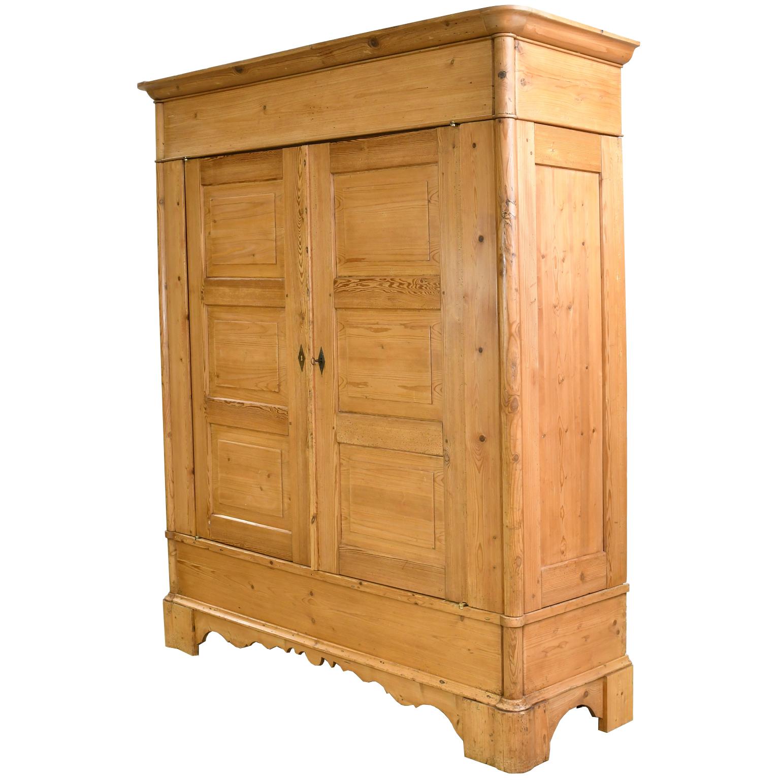 Biedermeier Inspired Scrubbed Pine Armoire from Northern Germany, circa 1820 In Good Condition In Miami, FL