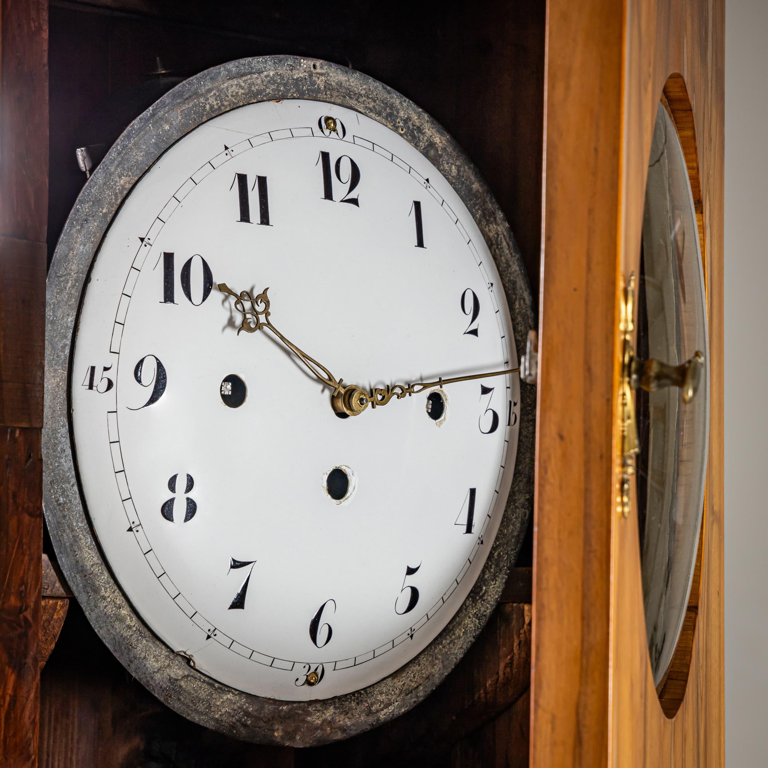 Ciliegio Grande orologio a cassa lunga Biedermeier in legno di ciliegio, Germania, 1820 circa in vendita