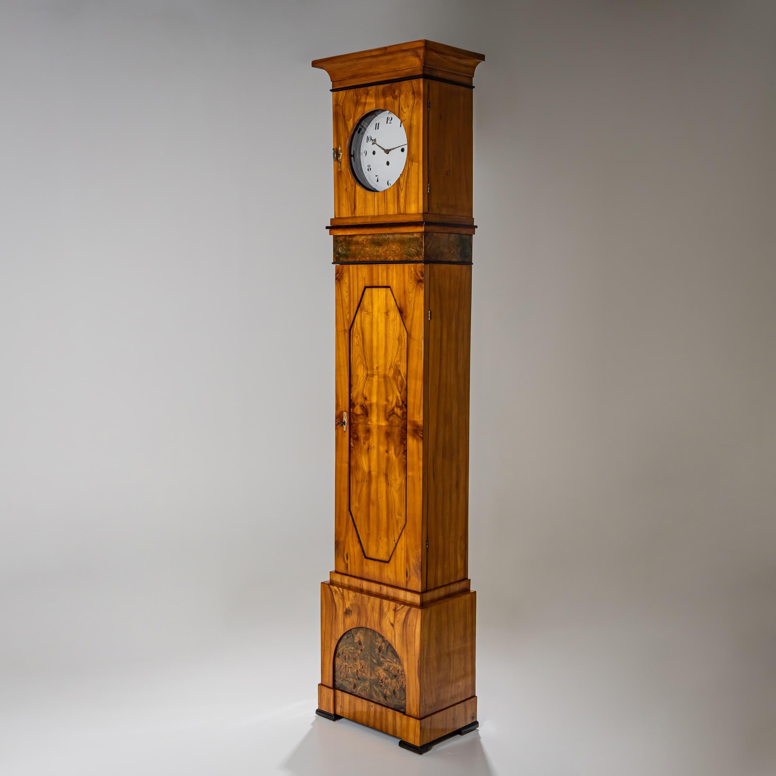 Grande orologio a cassa lunga Biedermeier in legno di ciliegio, Germania, 1820 circa in vendita 1