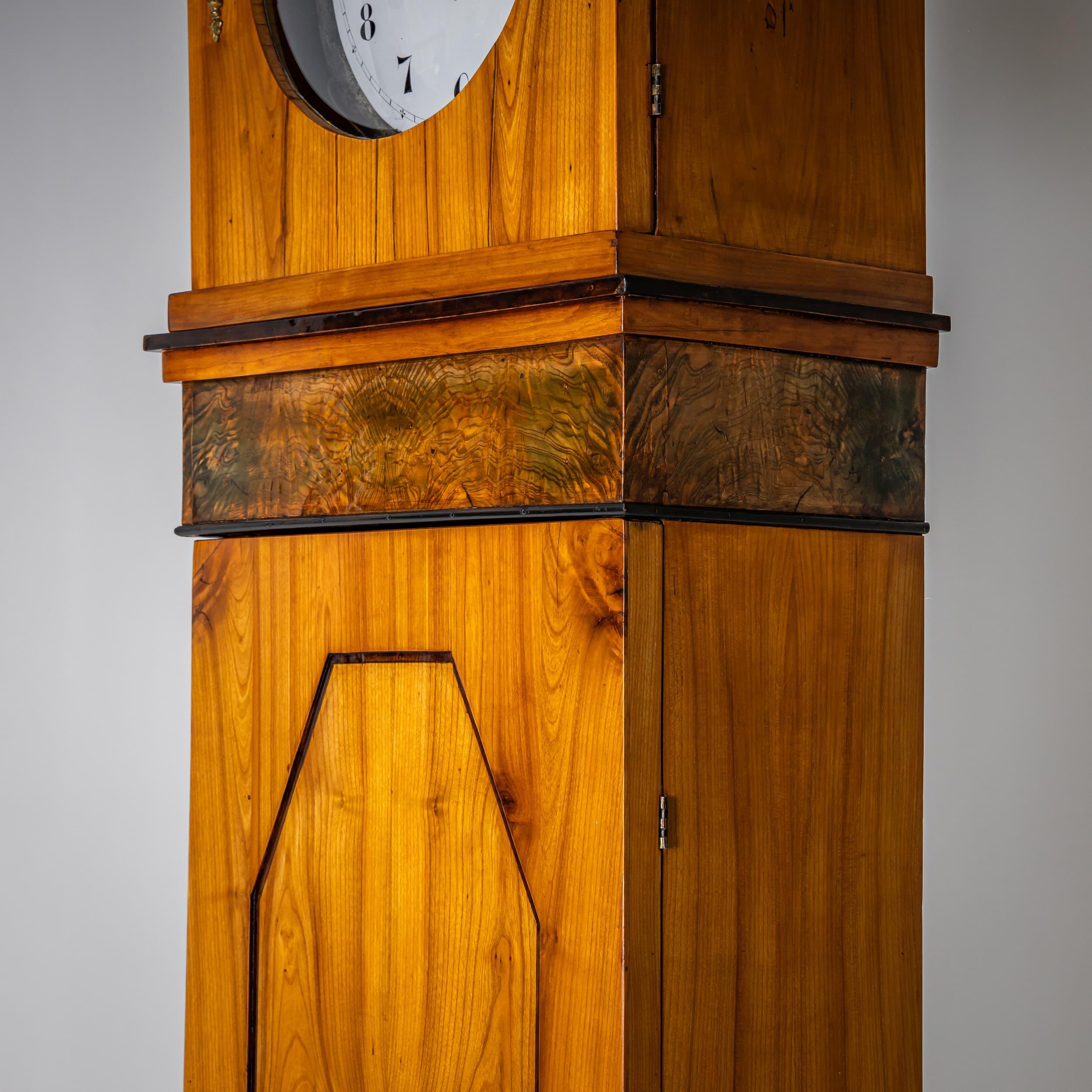 Grande orologio a cassa lunga Biedermeier in legno di ciliegio, Germania, 1820 circa in vendita 3