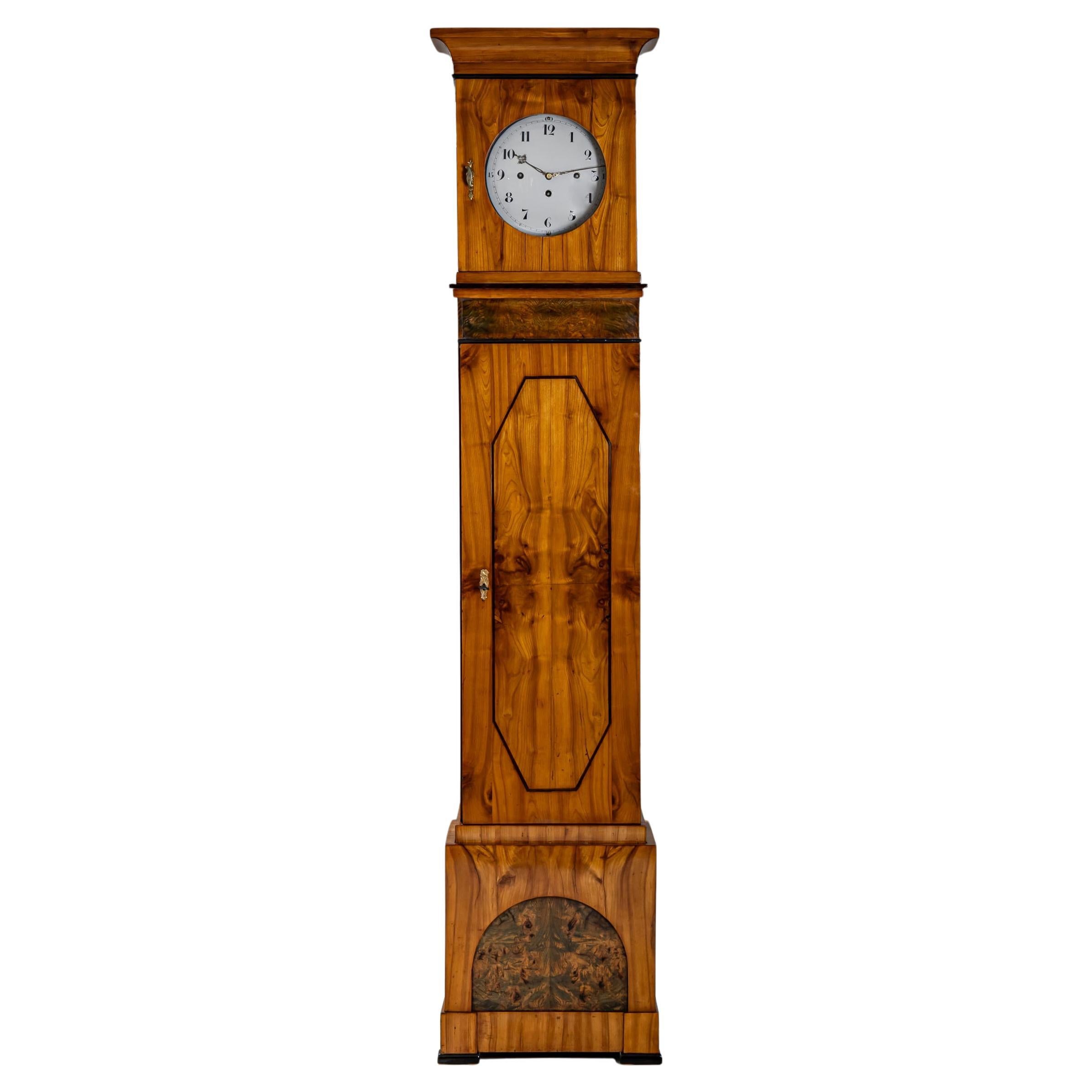 Grande orologio a cassa lunga Biedermeier in legno di ciliegio, Germania, 1820 circa in vendita