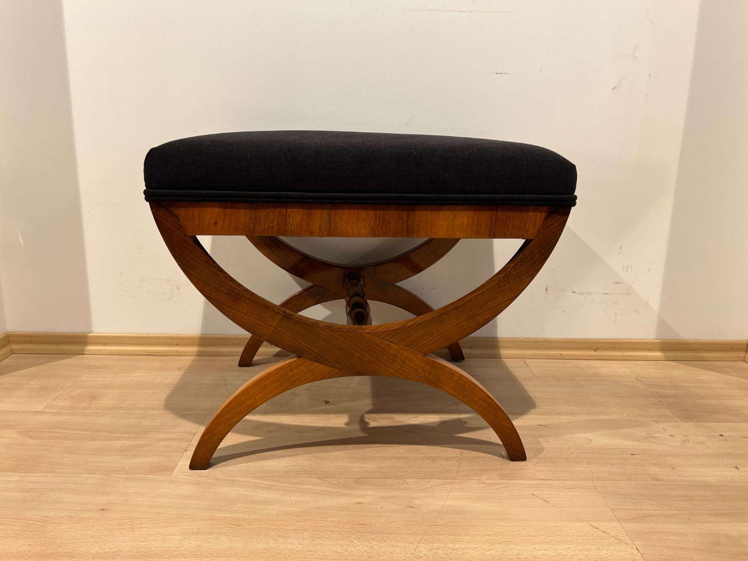 Large Biedermeier stool, walnut veneer and solid, South Germany circa 1820

Walnut veneered frame. Walnut solid legs and intermediate bar.
Newly upholstered and covered with black fabric. Restored and shellac hand polished

Dimensions:
H 51