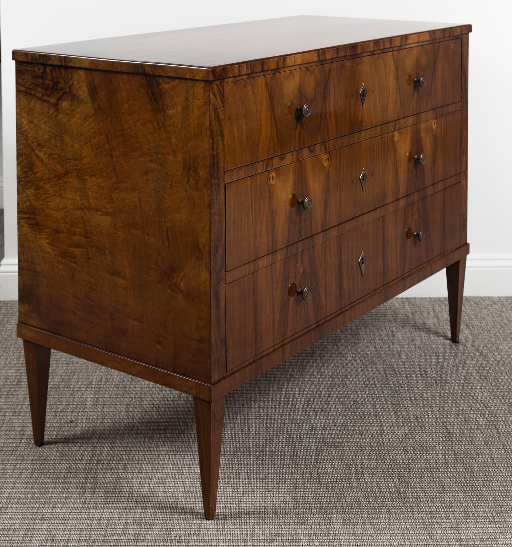 Tedesco Grande cassettiera Biedermeier in noce in vendita