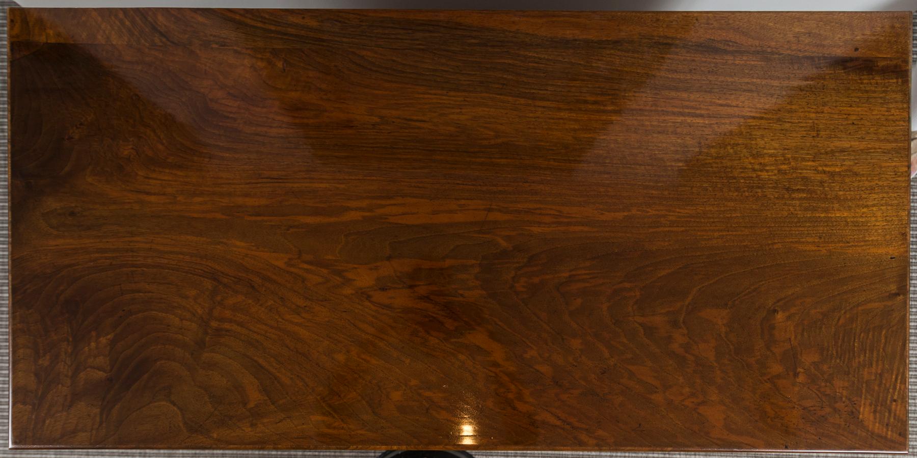 XIX secolo Grande cassettiera Biedermeier in noce in vendita
