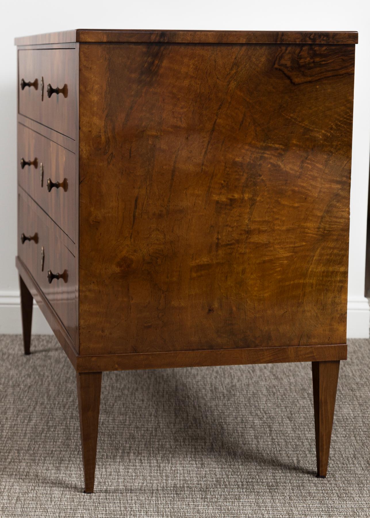 Grande cassettiera Biedermeier in noce in vendita 2