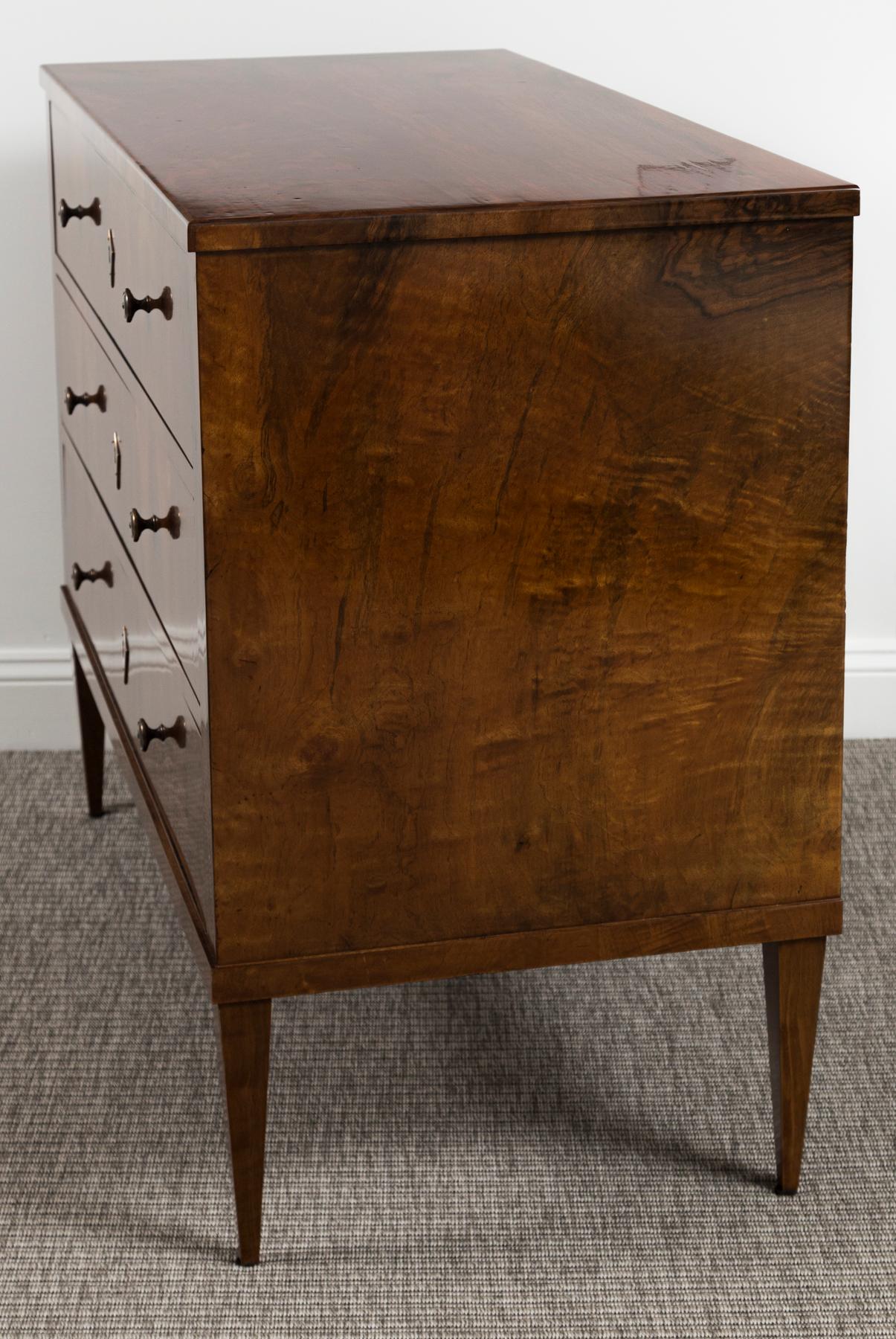 Grande cassettiera Biedermeier in noce in vendita 3