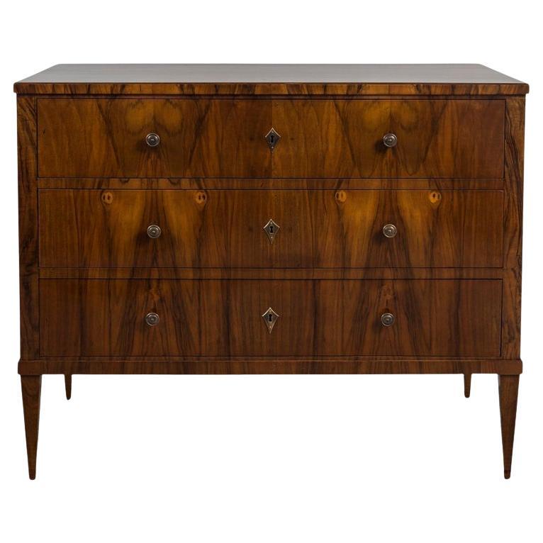 Cómoda grande Biedermeier de nogal
