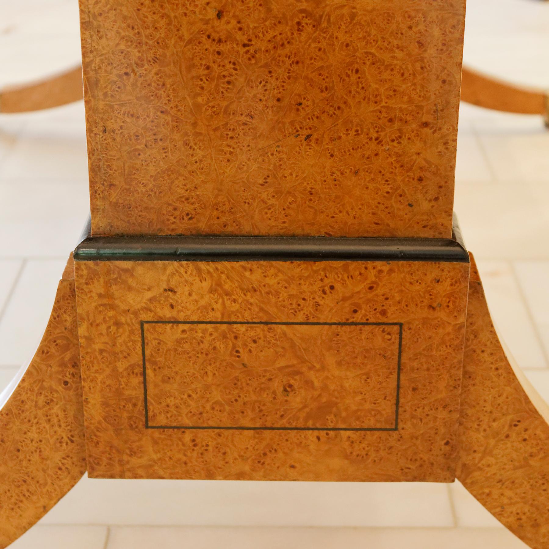 Anglais Grande table à écrire Biedermeier du début du 19ème siècle en placage d'érable piqué en vente
