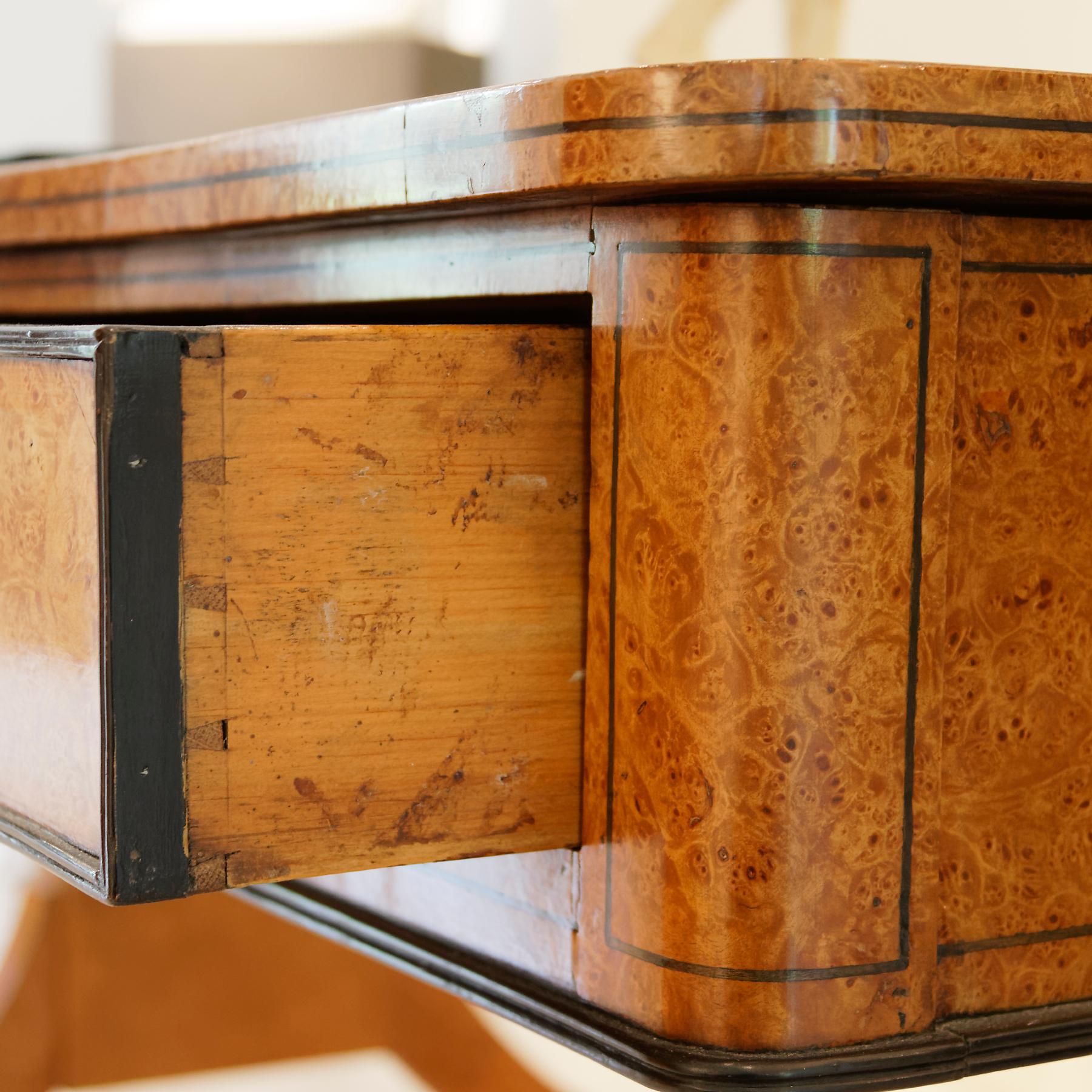 Ébénisé Grande table à écrire Biedermeier du début du 19ème siècle en placage d'érable piqué en vente